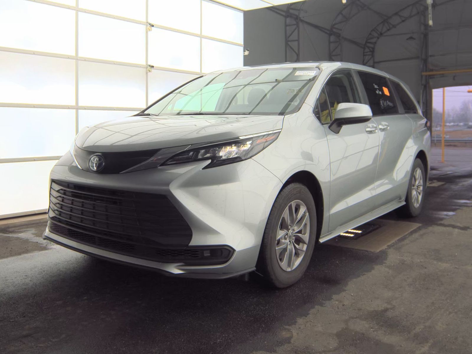 2024 Toyota Sienna LE FWD