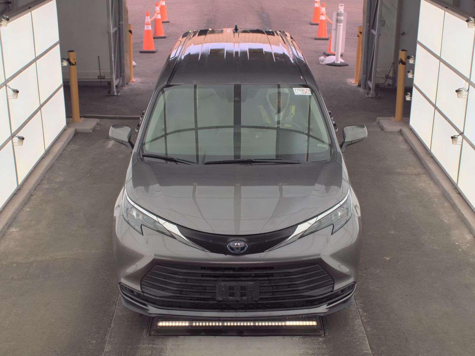 2024 Toyota Sienna LE FWD