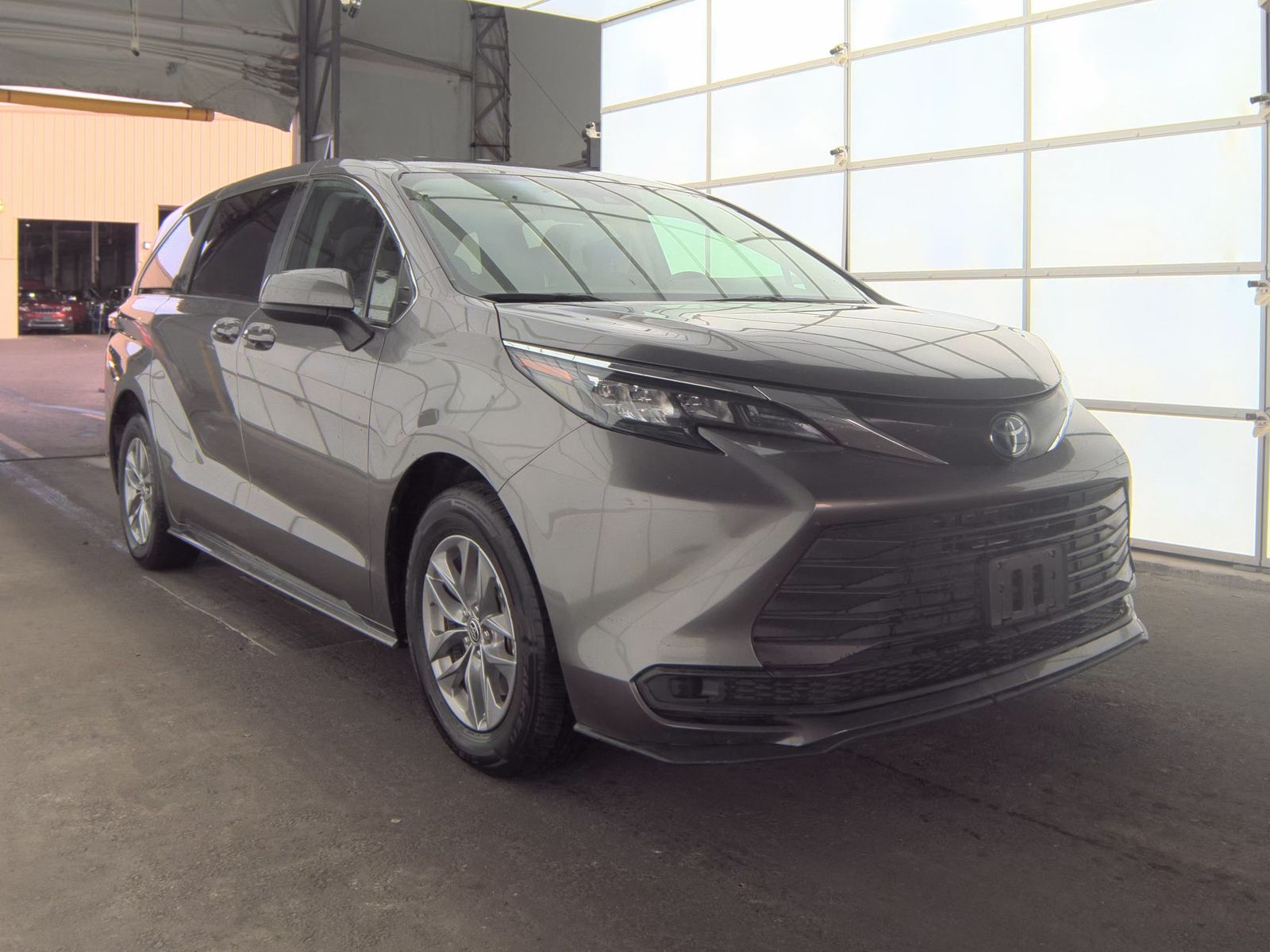 2024 Toyota Sienna LE FWD