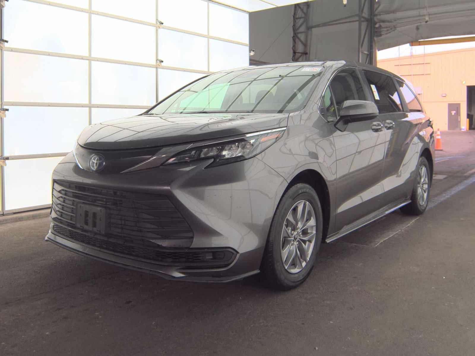 2024 Toyota Sienna LE FWD