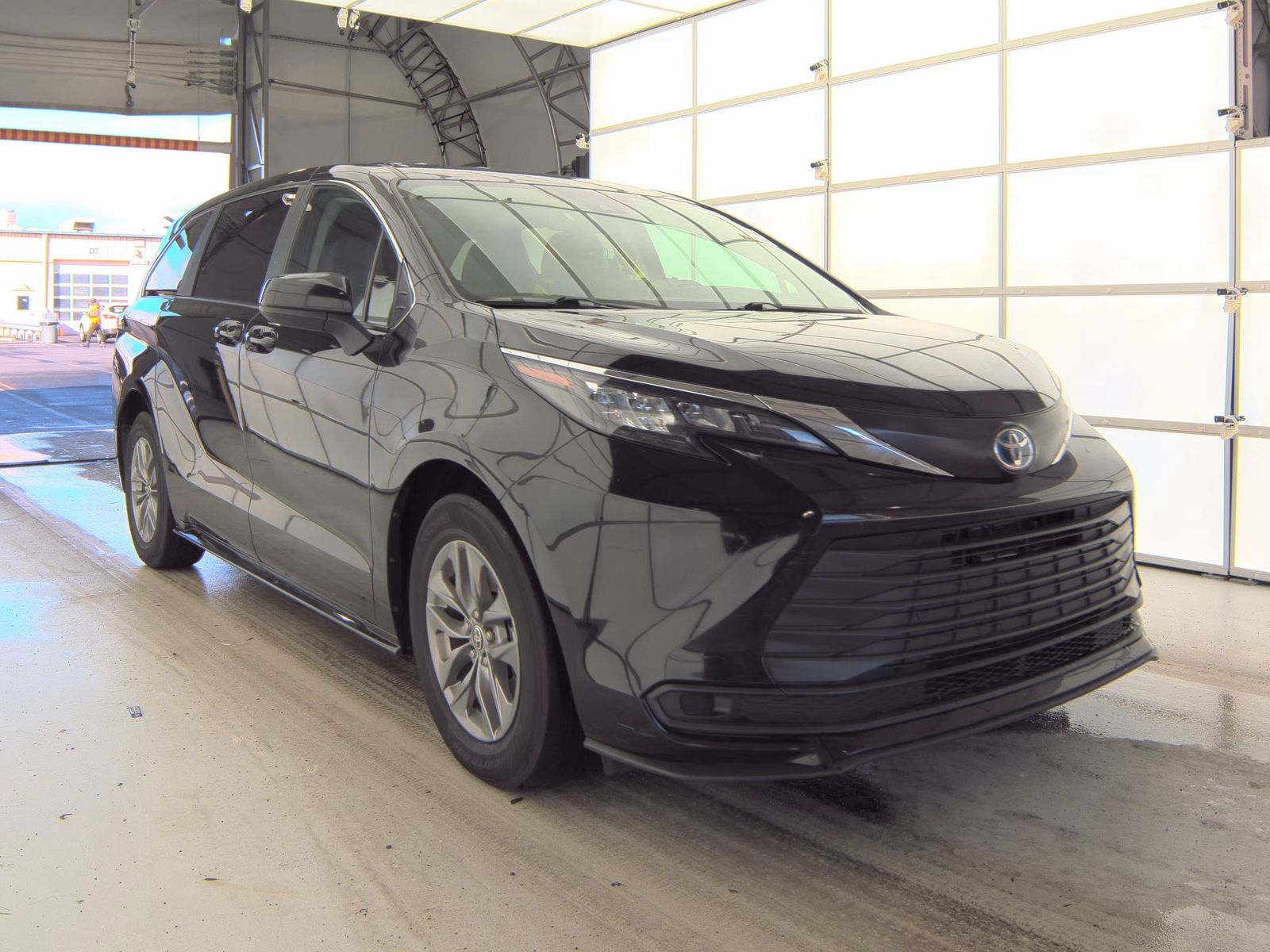 2024 Toyota Sienna LE FWD