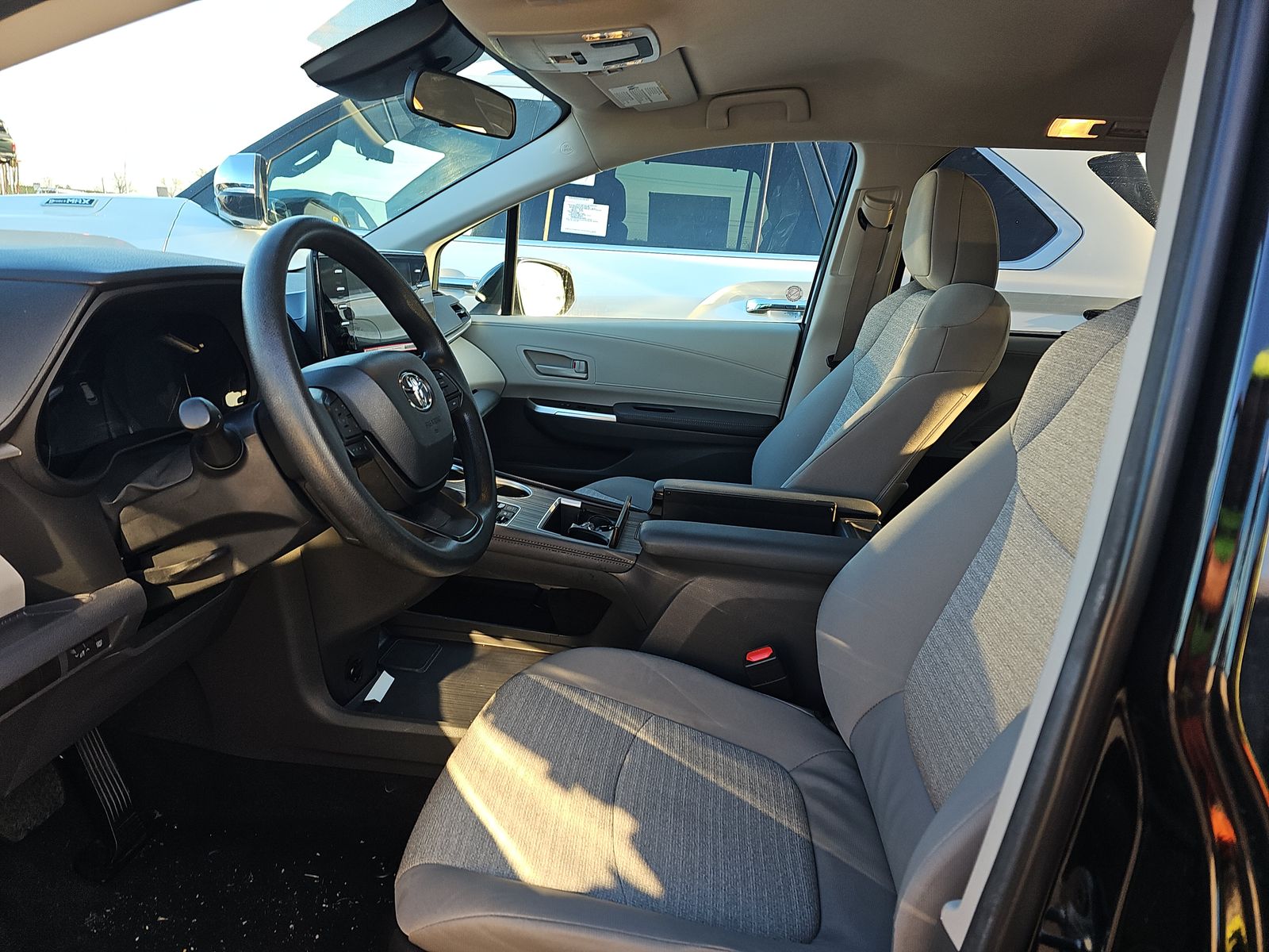 2024 Toyota Sienna LE FWD