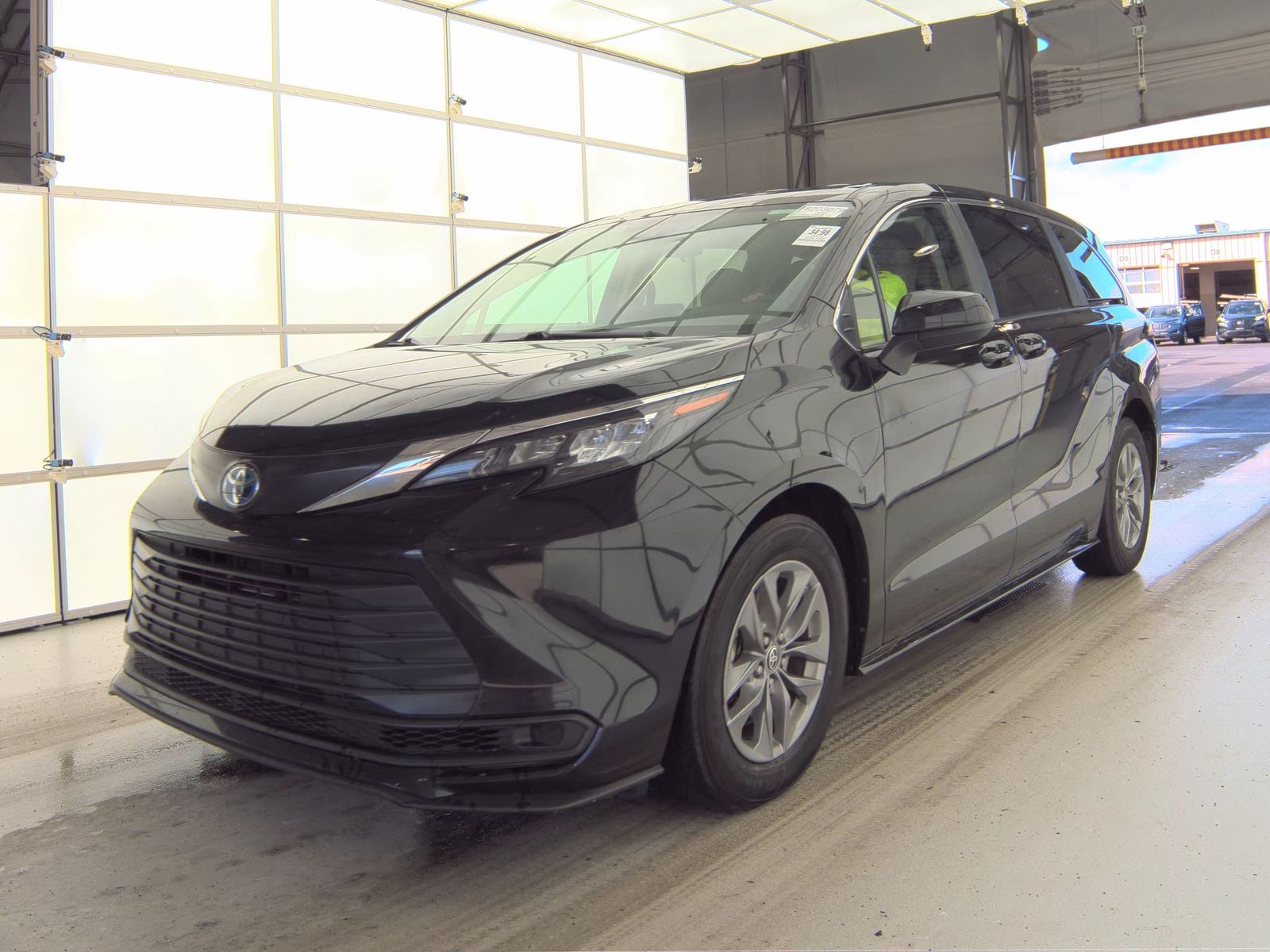 2024 Toyota Sienna LE FWD