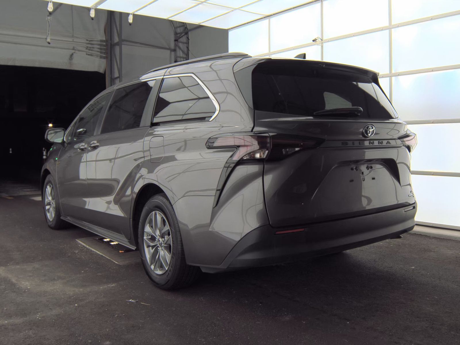 2024 Toyota Sienna LE FWD