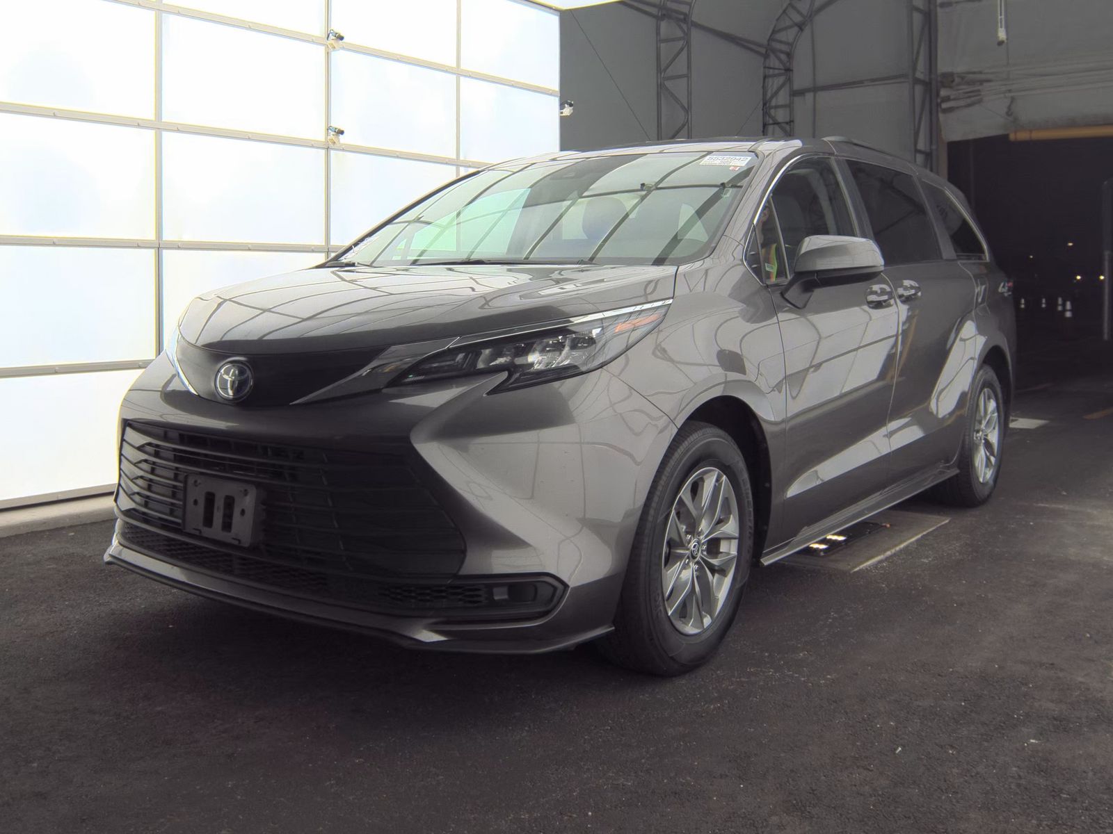 2024 Toyota Sienna LE FWD