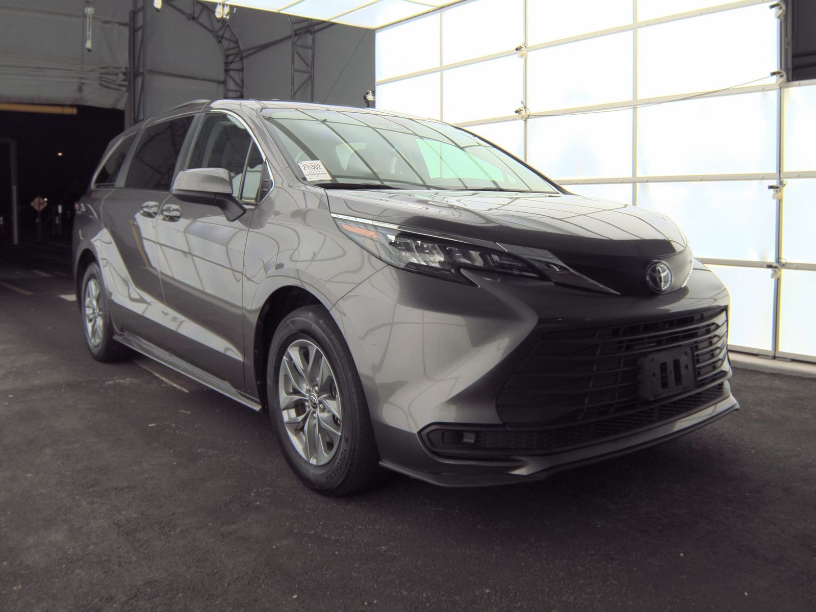 2024 Toyota Sienna LE FWD