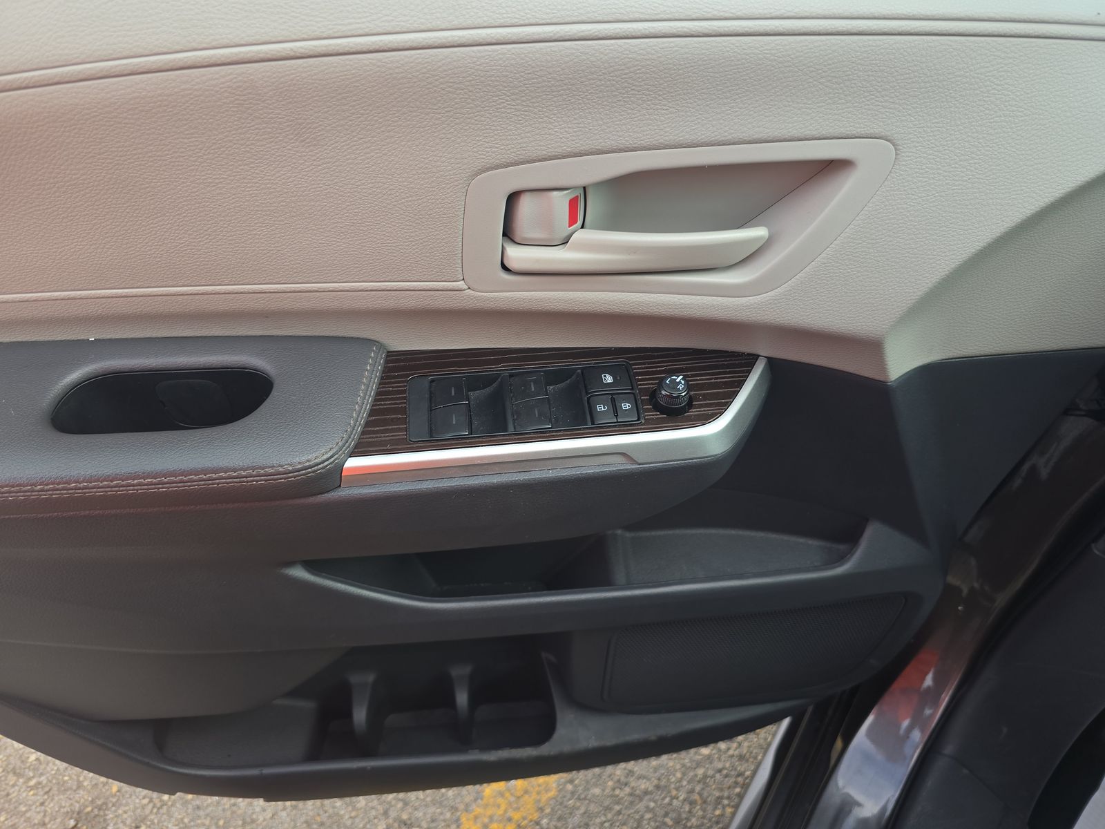 2024 Toyota Sienna LE FWD