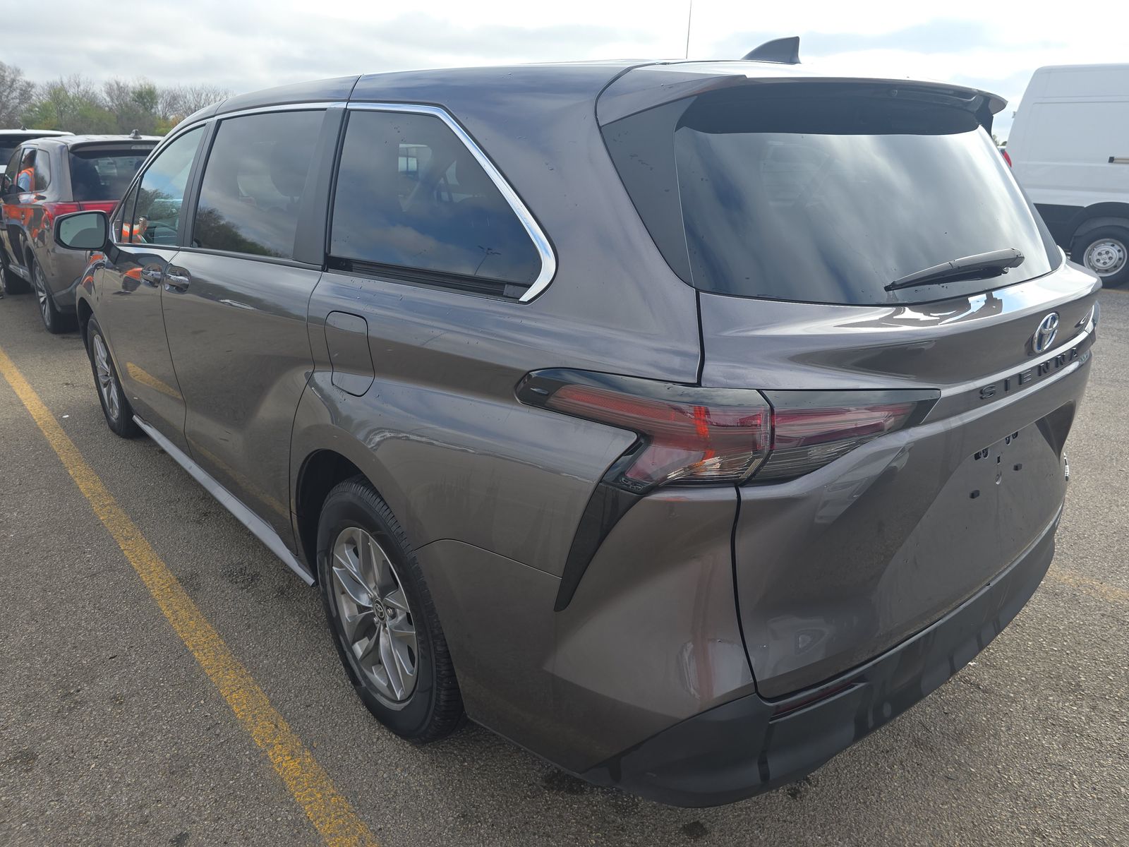2024 Toyota Sienna LE FWD
