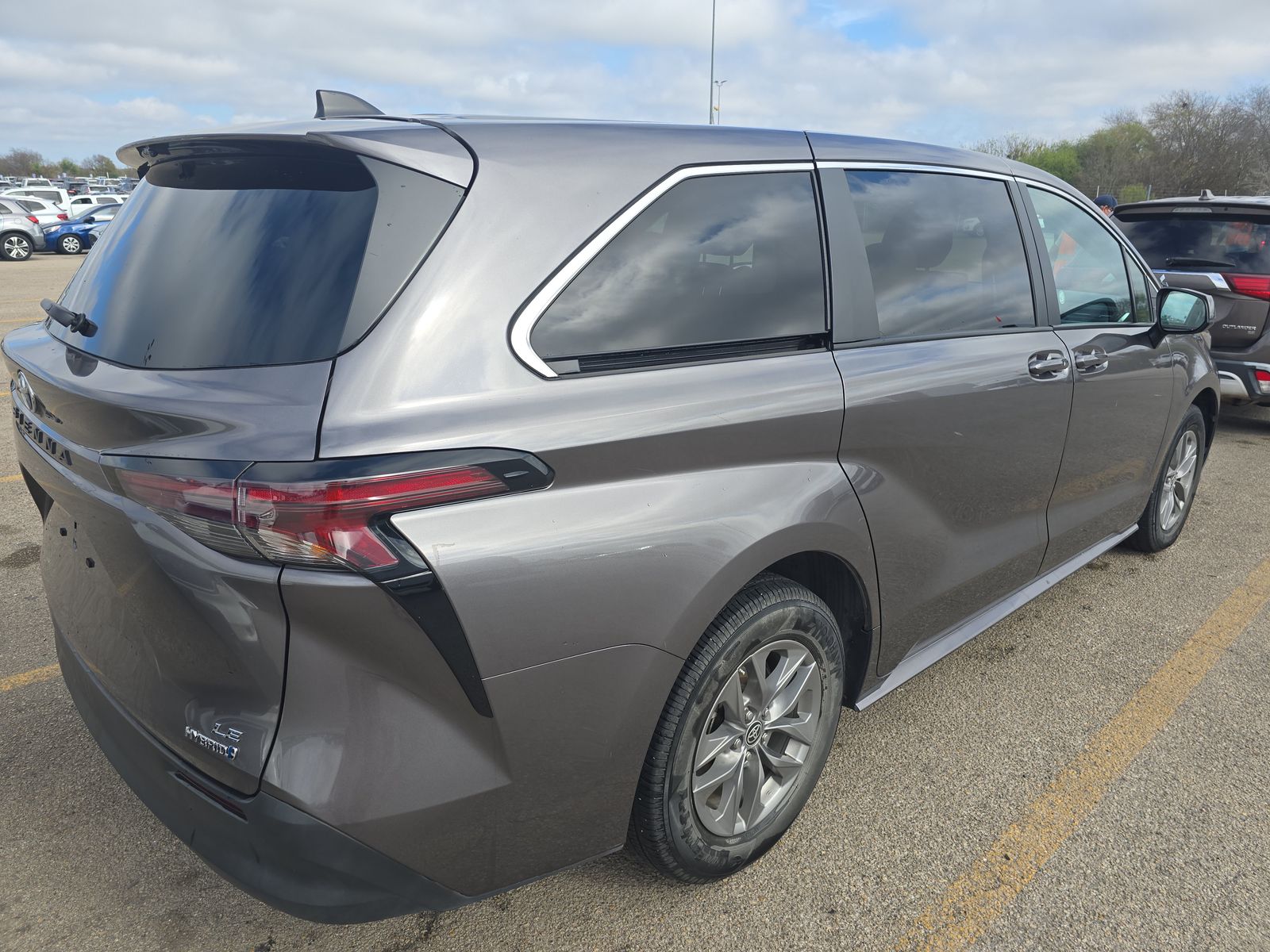 2024 Toyota Sienna LE FWD