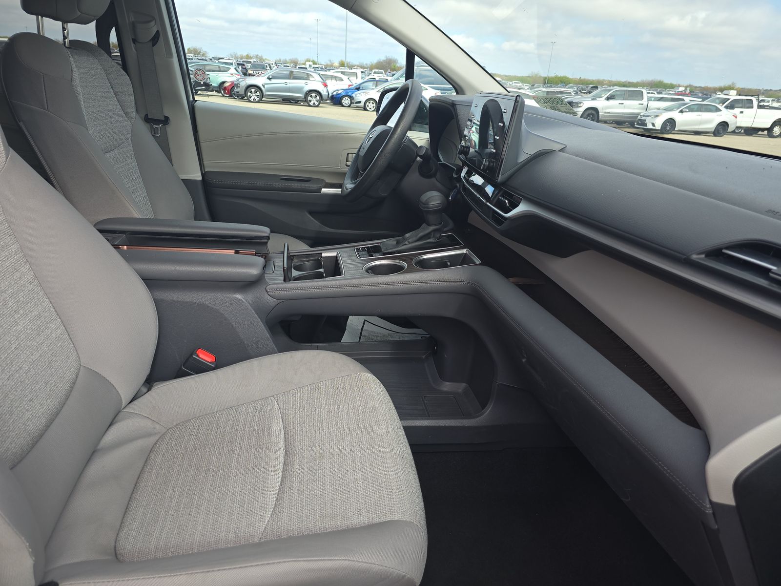 2024 Toyota Sienna LE FWD