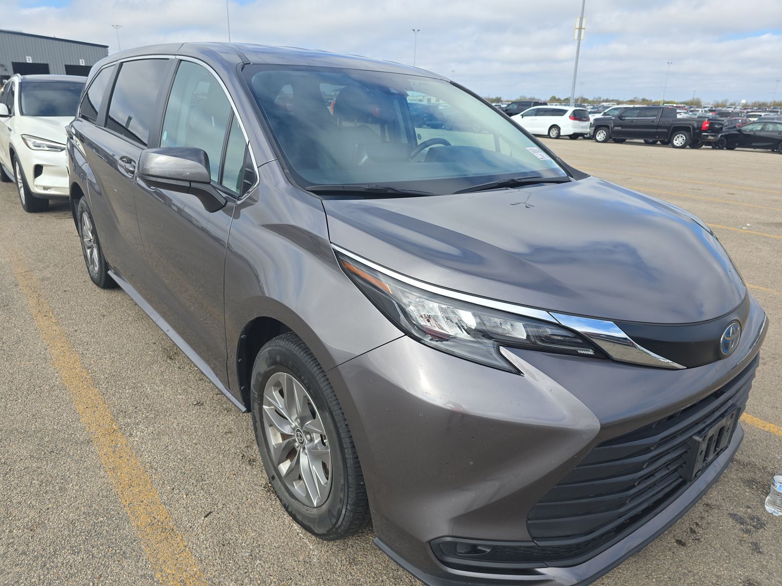 2024 Toyota Sienna LE FWD