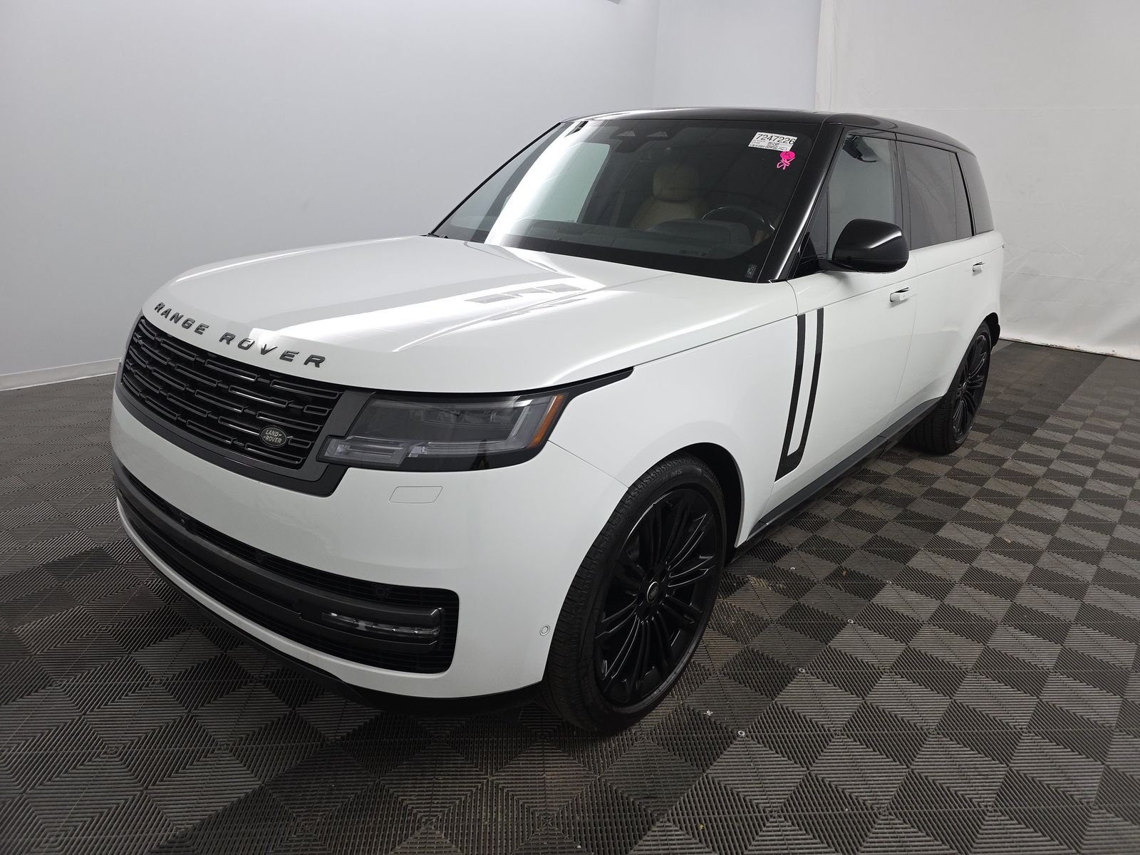 2025 Land Rover Range Rover SE LWB w/7-Passenger Seating