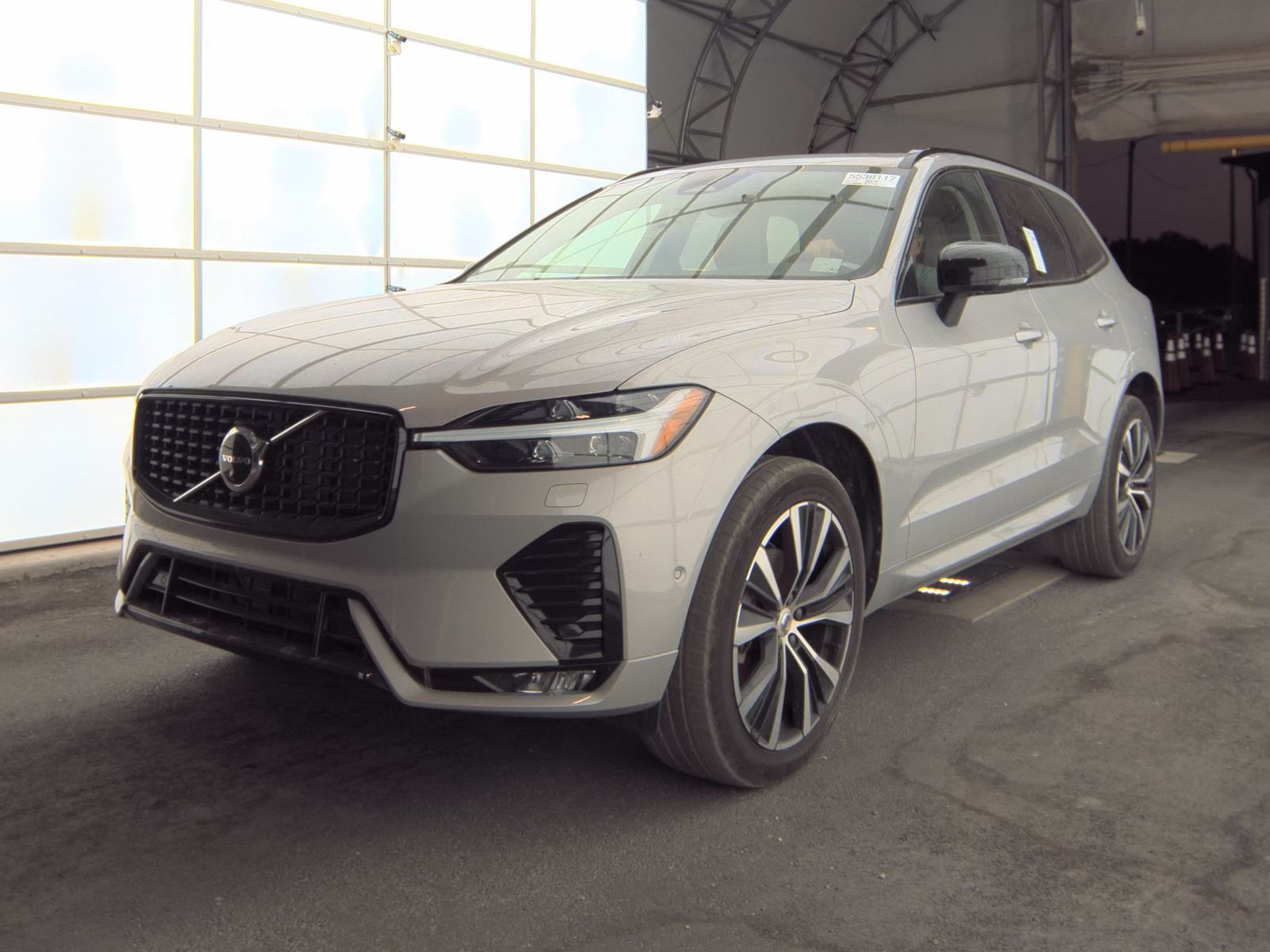 2023 Volvo XC60 Plus's photo