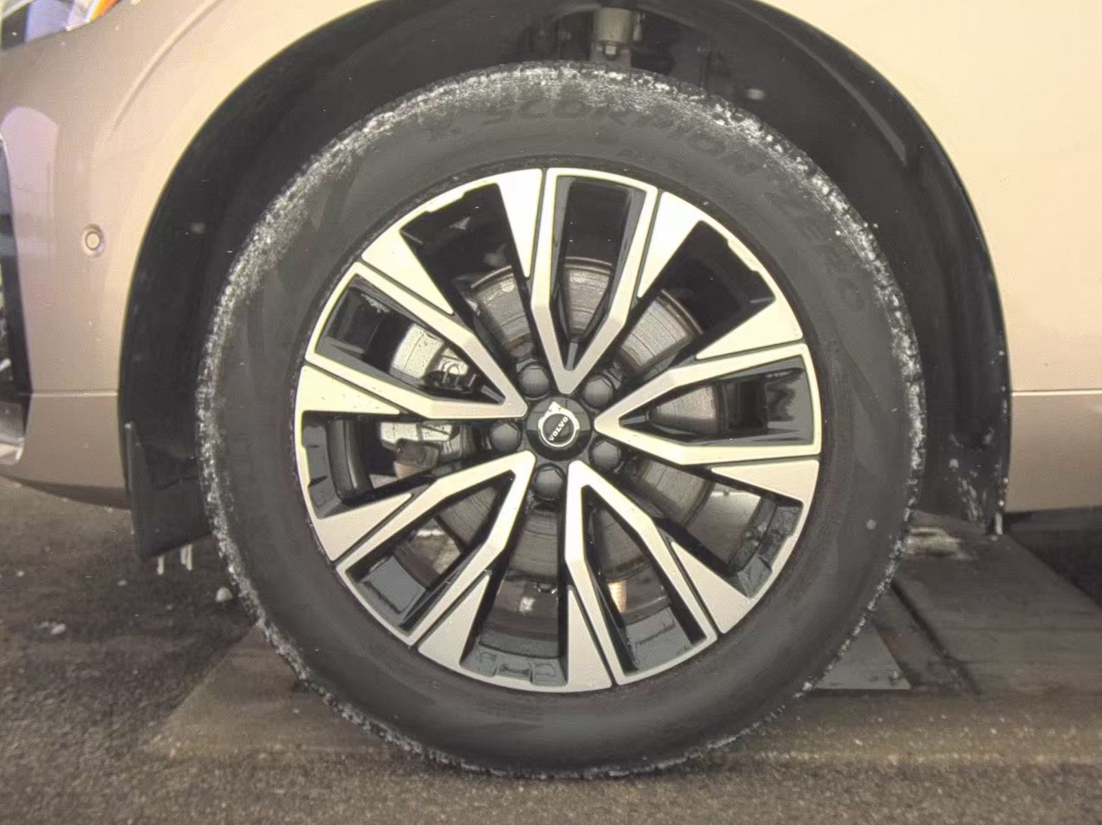 2025 Volvo XC60 B5 Plus AWD