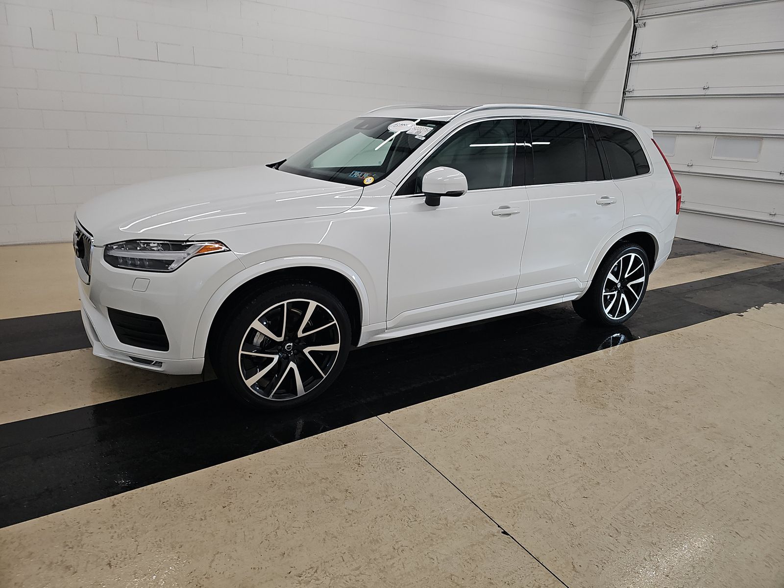 2022 Volvo XC90 Momentum's photo