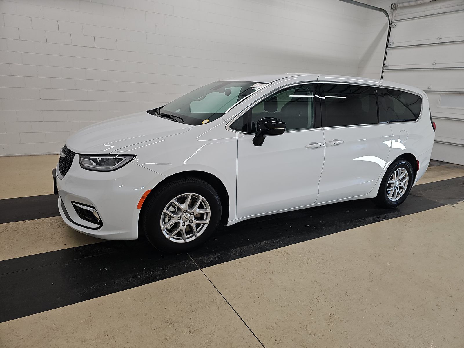 2024 Chrysler Pacifica Touring L's photo