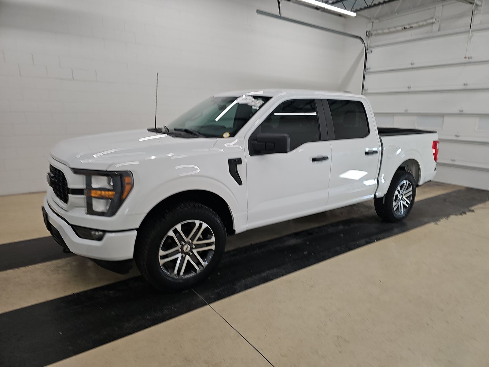 2023 Ford F-150 XL's photo