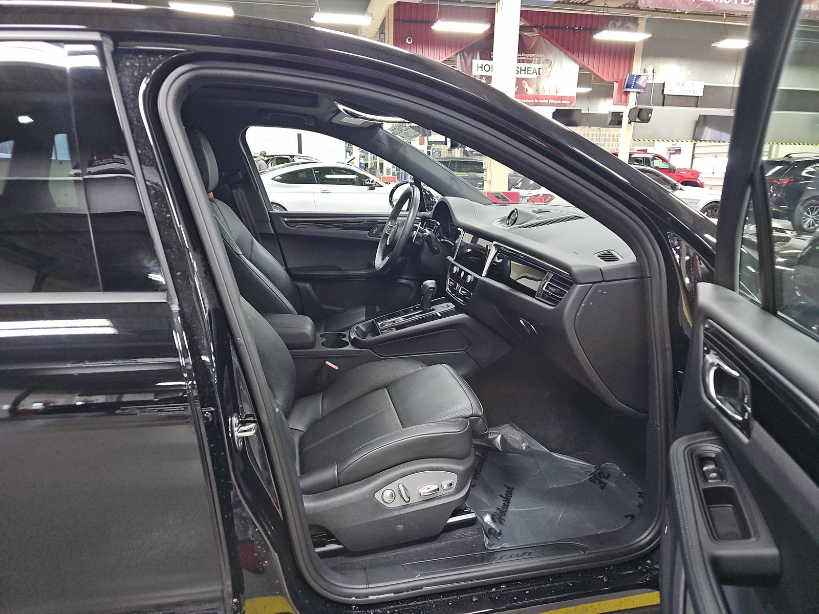 2025 Porsche Macan Base AWD