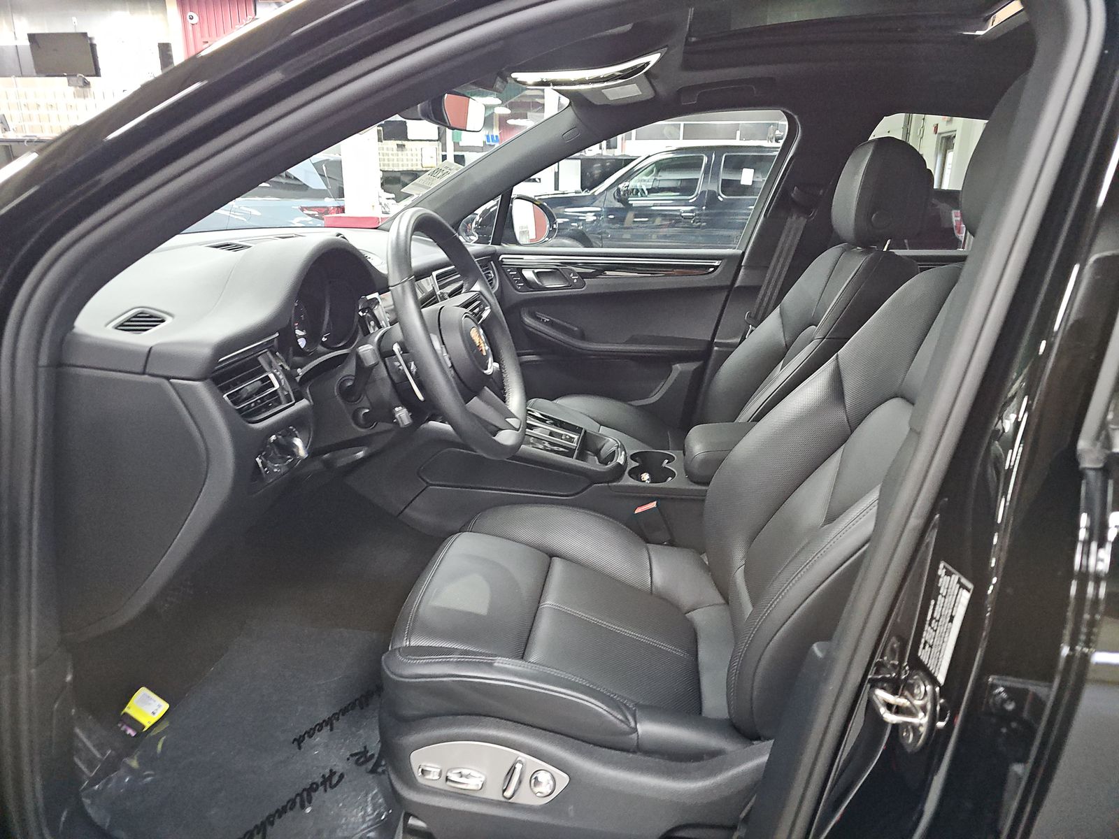 2025 Porsche Macan Base AWD