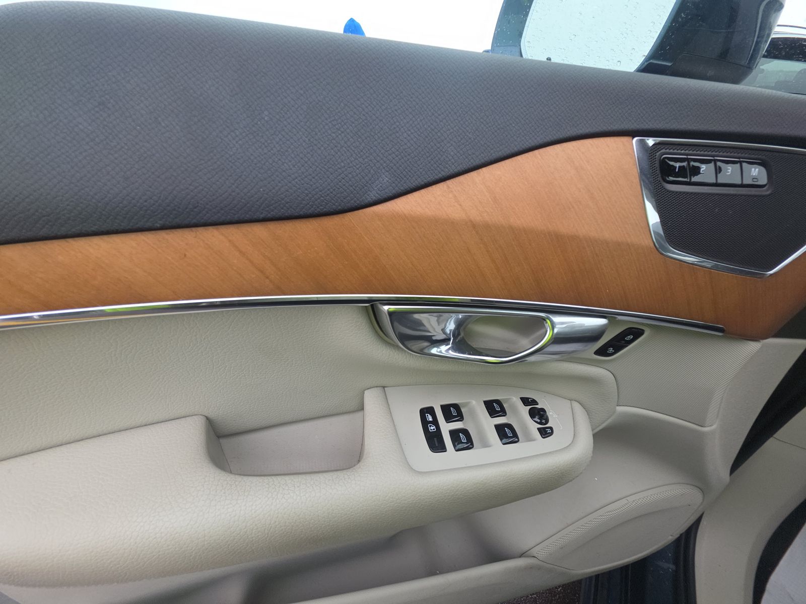 2022 Volvo XC90 T6 Momentum AWD