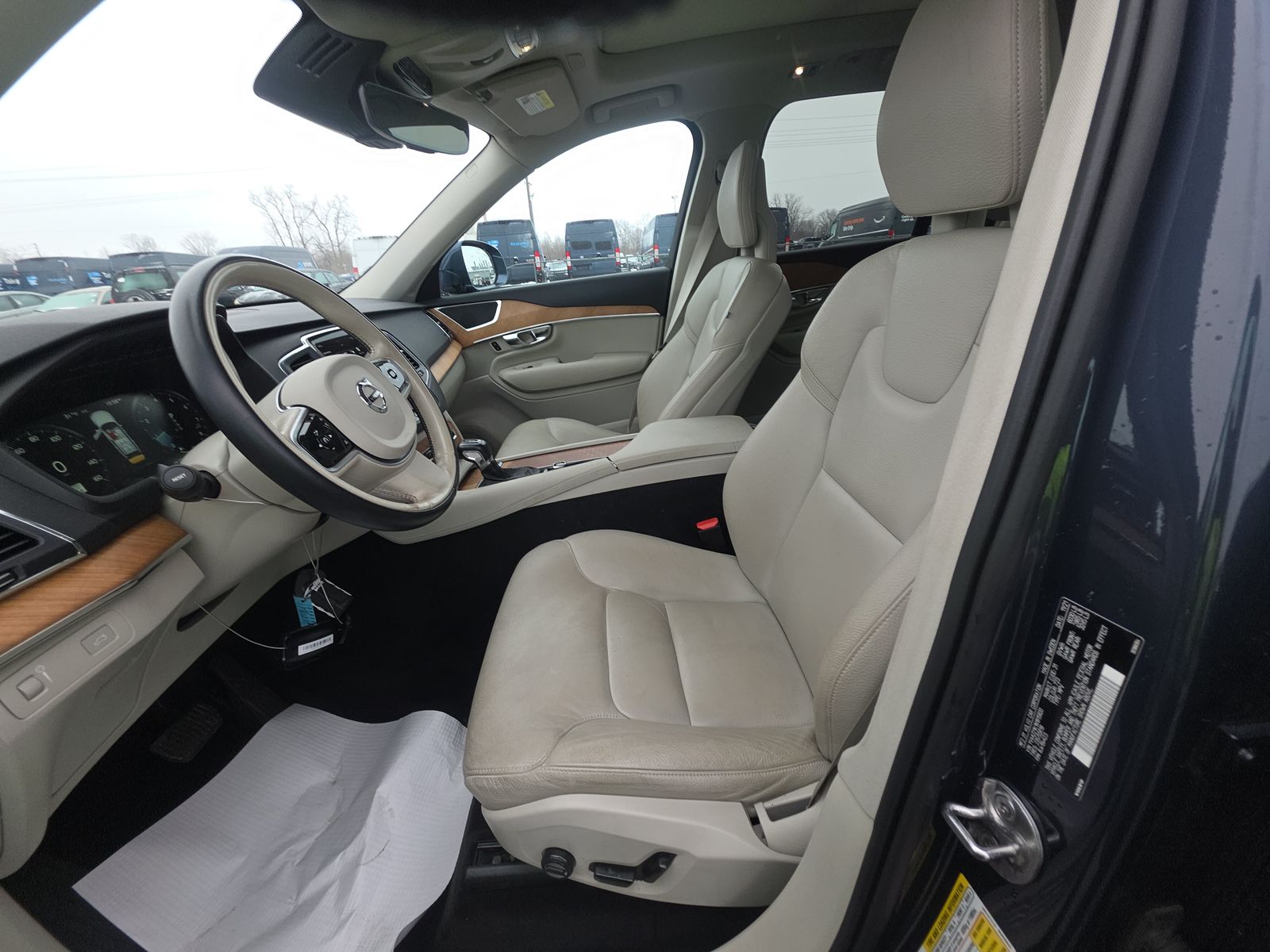 2022 Volvo XC90 T6 Momentum AWD