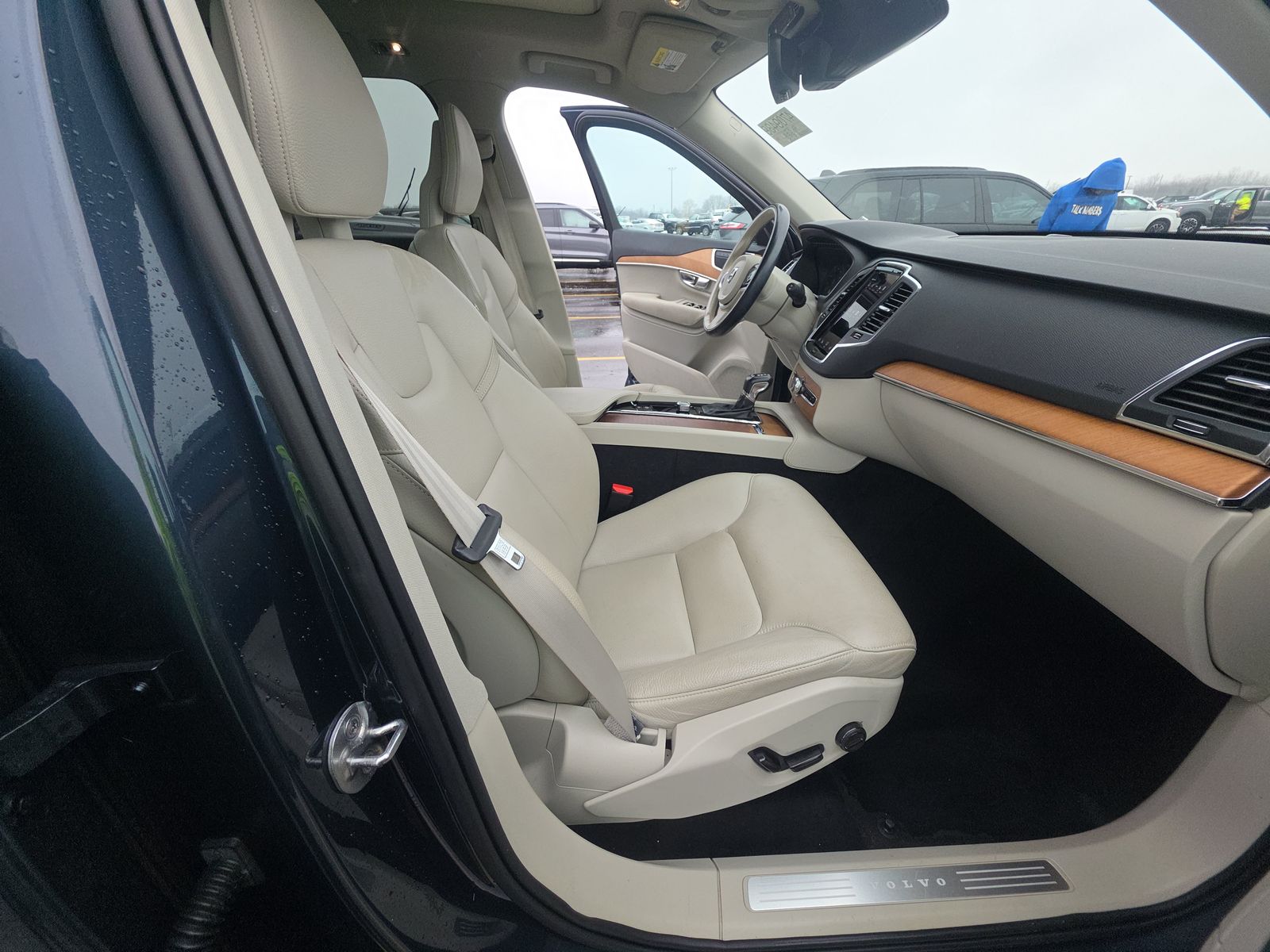 2022 Volvo XC90 T6 Momentum AWD