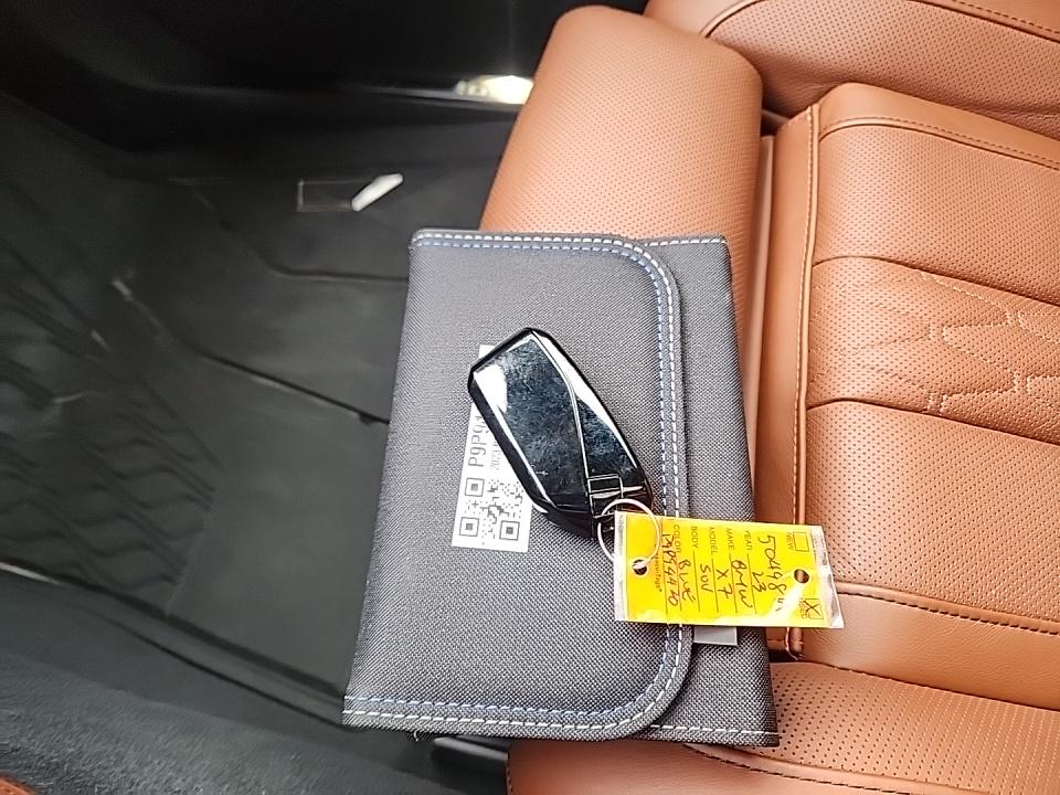 2023 BMW X7 M60i AWD