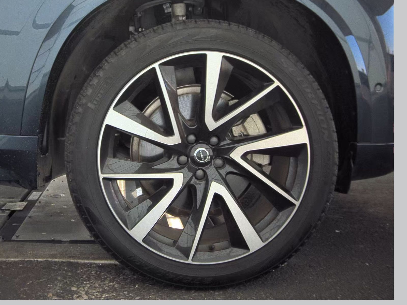 2025 Volvo XC90 B5 Plus AWD