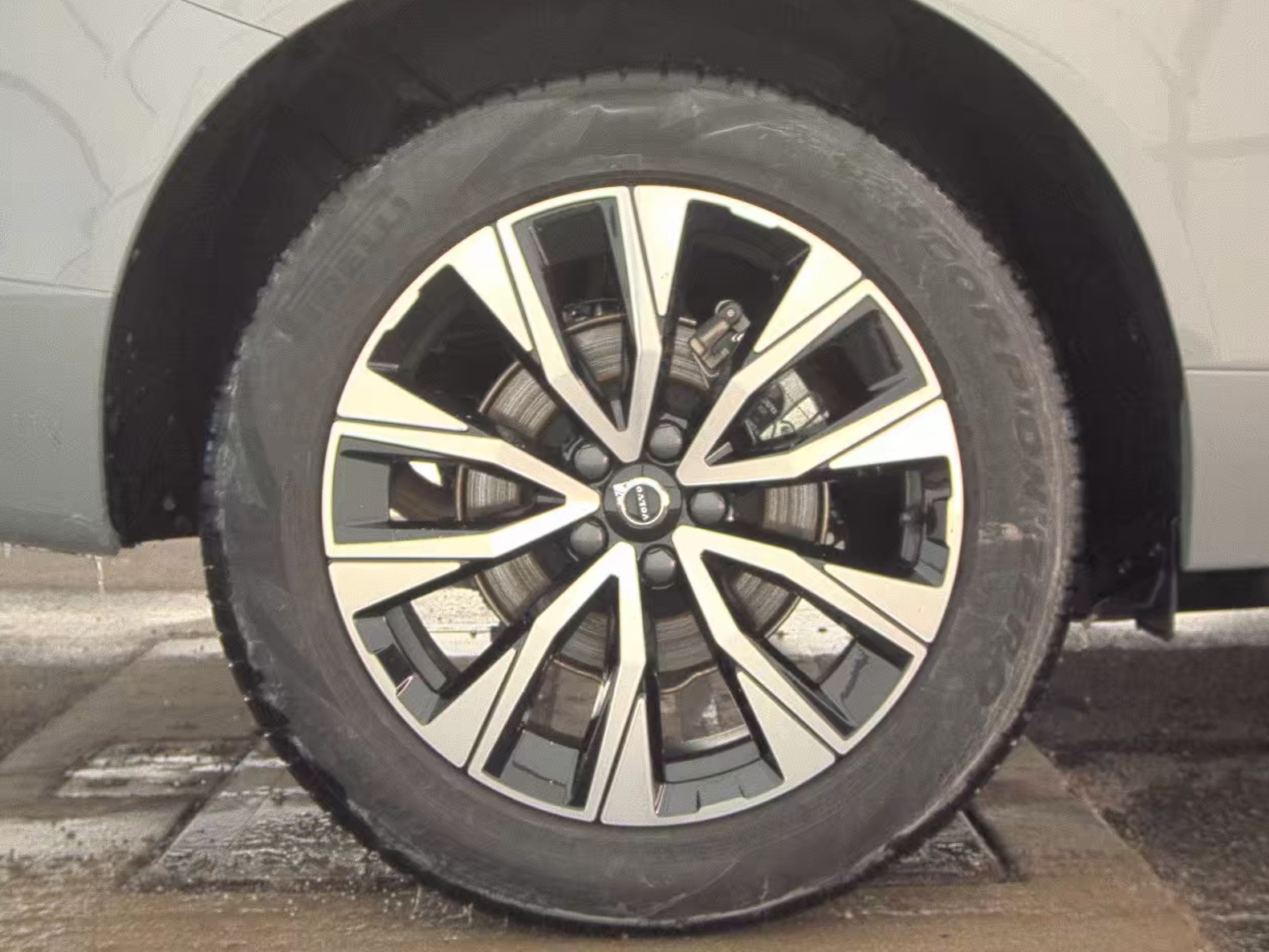 2025 Volvo XC60 B5 Plus AWD