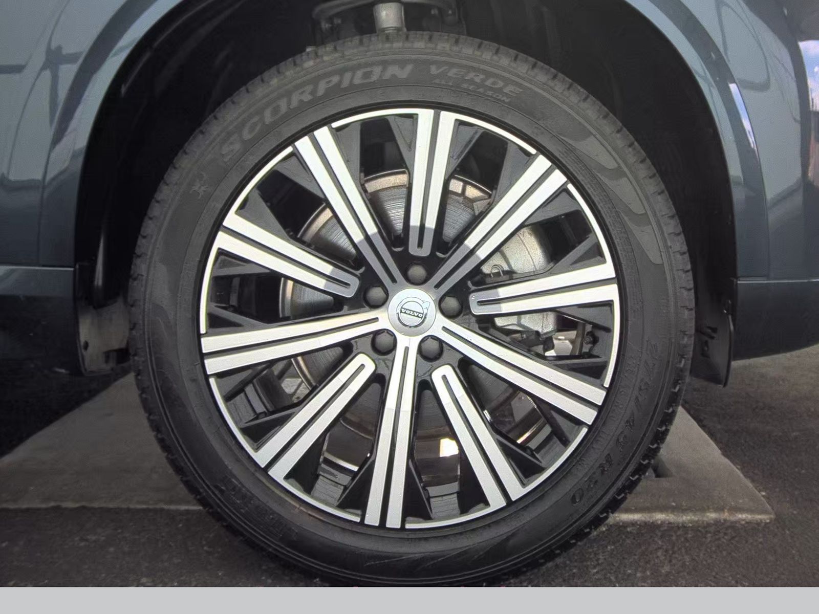 2025 Volvo XC90 B5 Core AWD