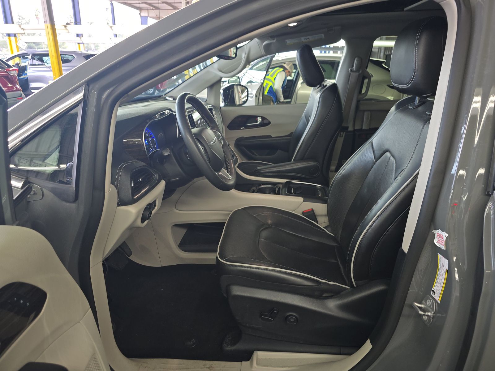 2023 Chrysler Pacifica Limited FWD