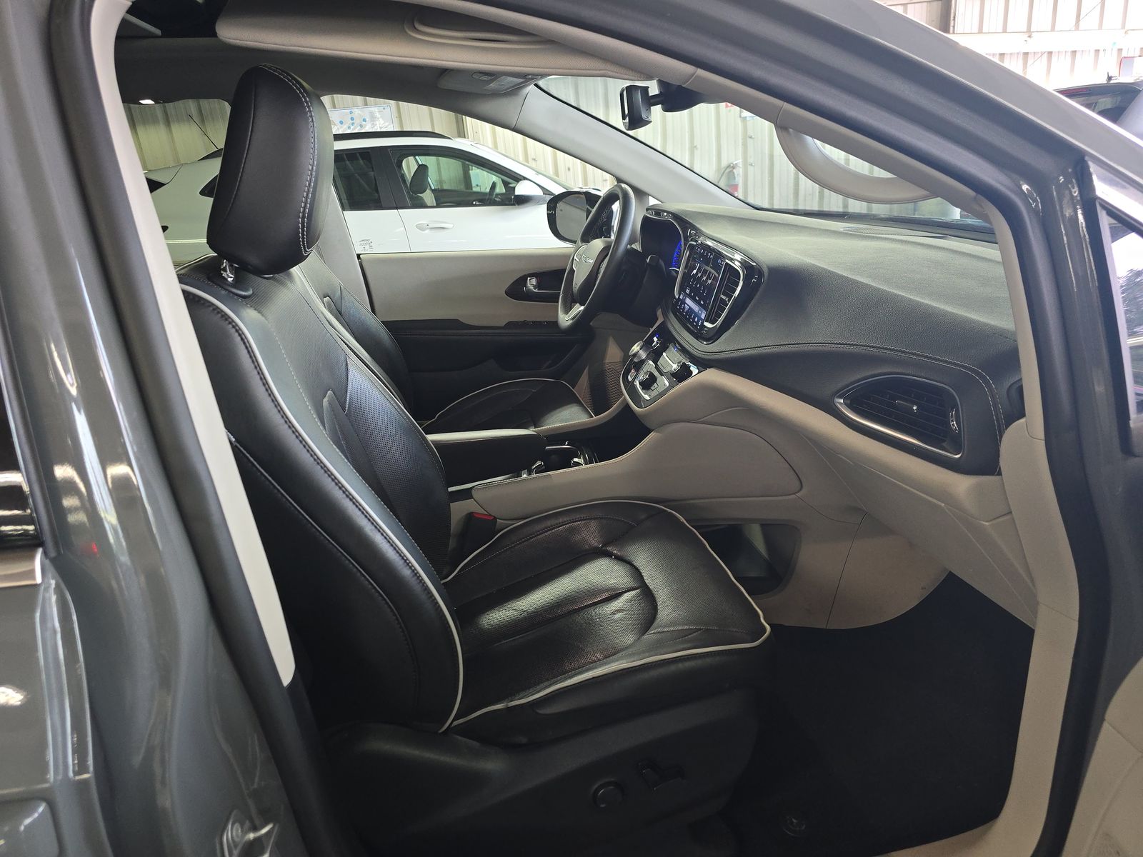 2023 Chrysler Pacifica Limited FWD