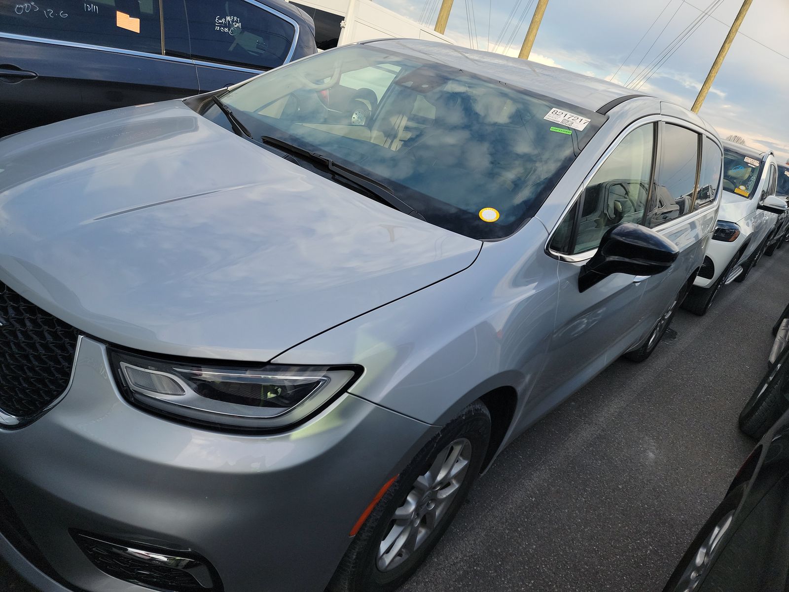 2024 Chrysler Pacifica Touring L's photo