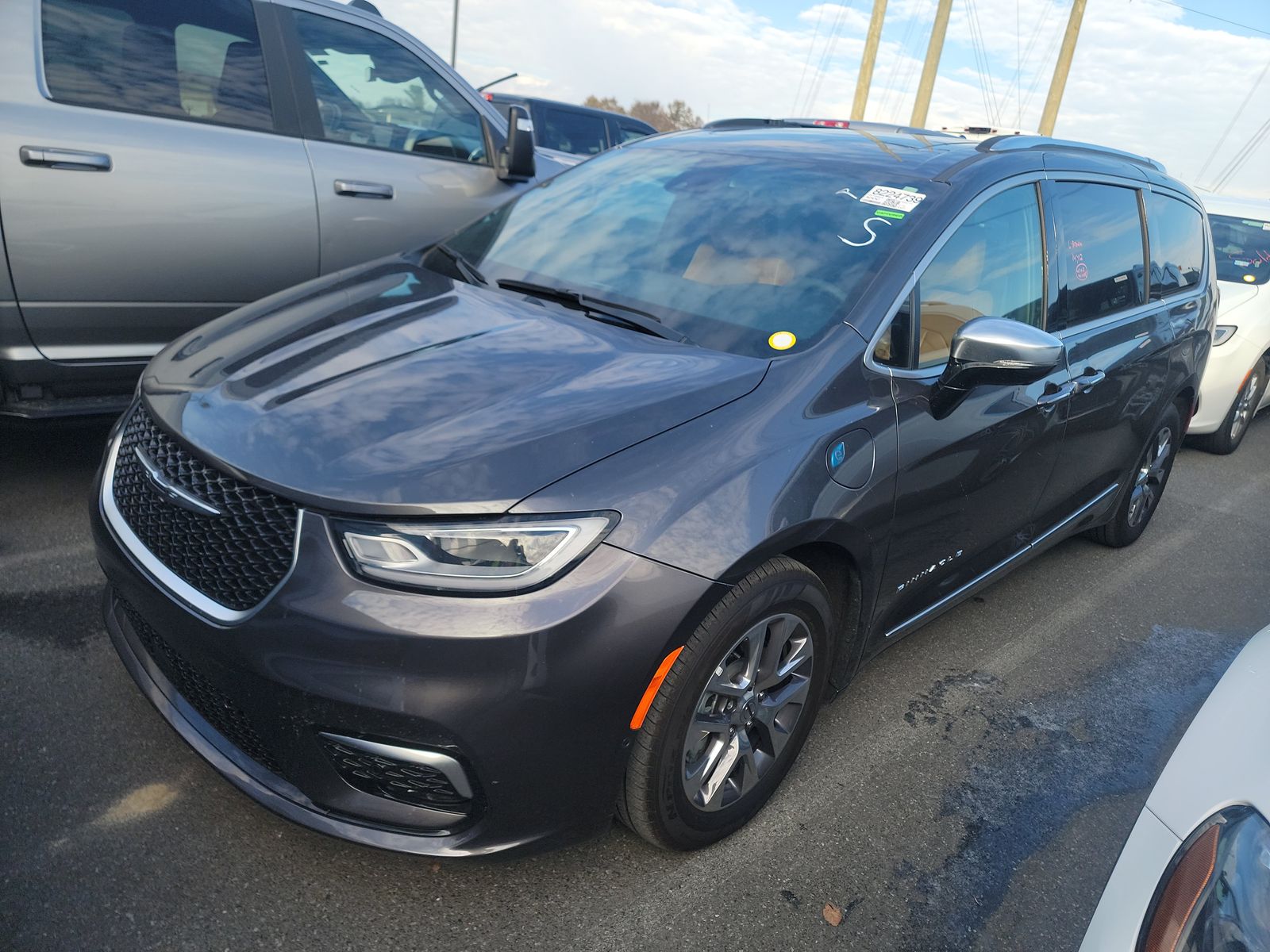 2023 Chrysler Pacifica Hybrid Pinnacle's photo