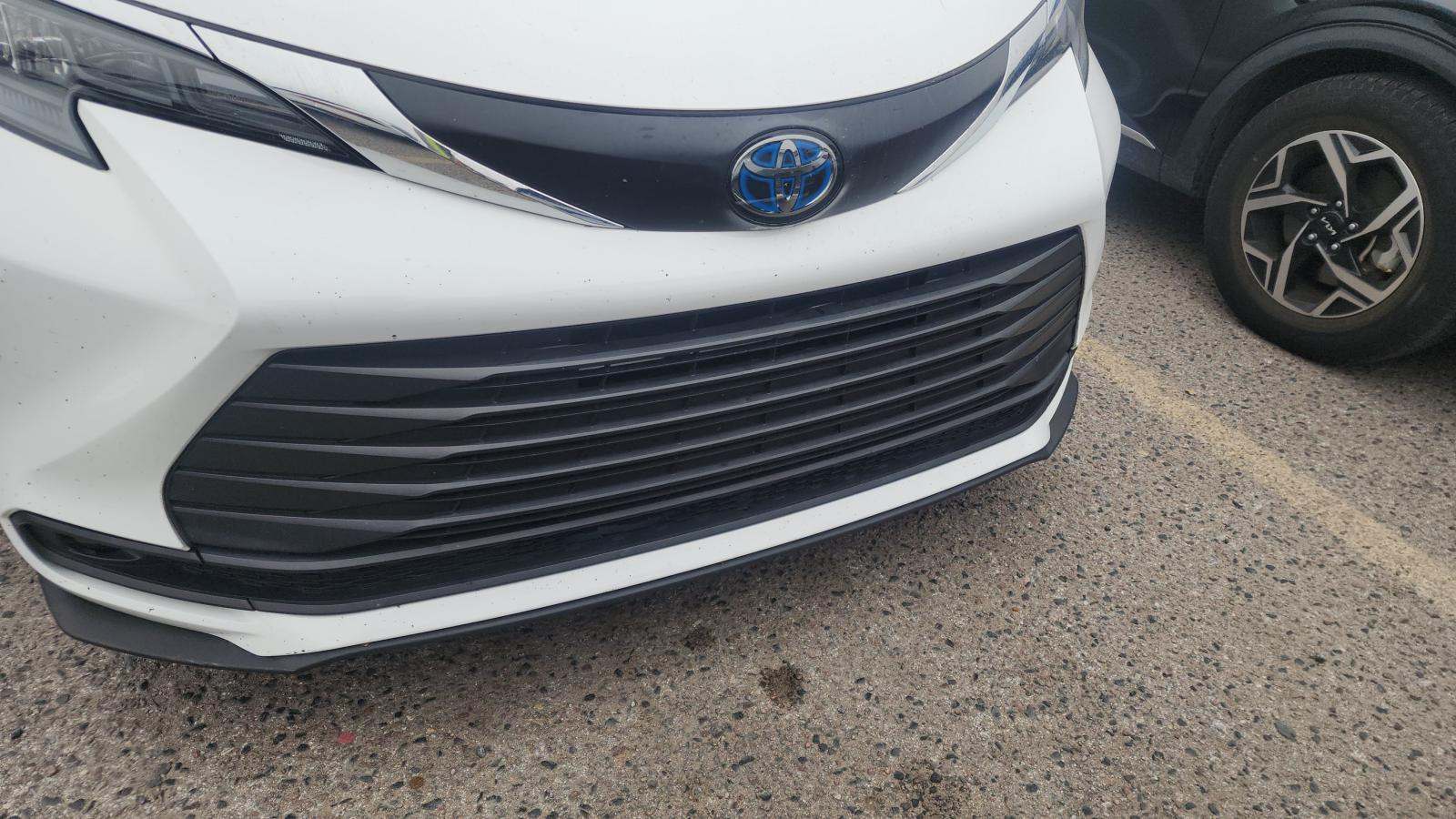 2024 Toyota Sienna LE FWD