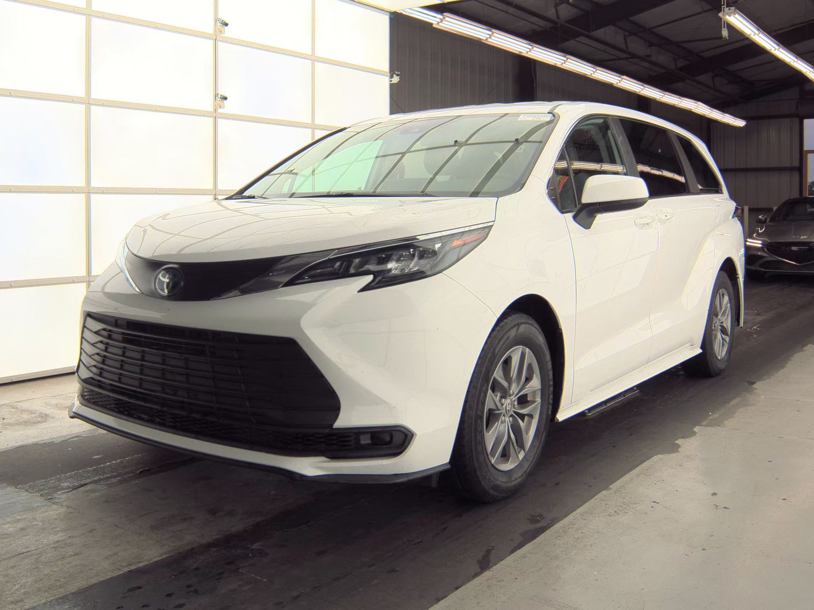 2024 Toyota Sienna LE FWD