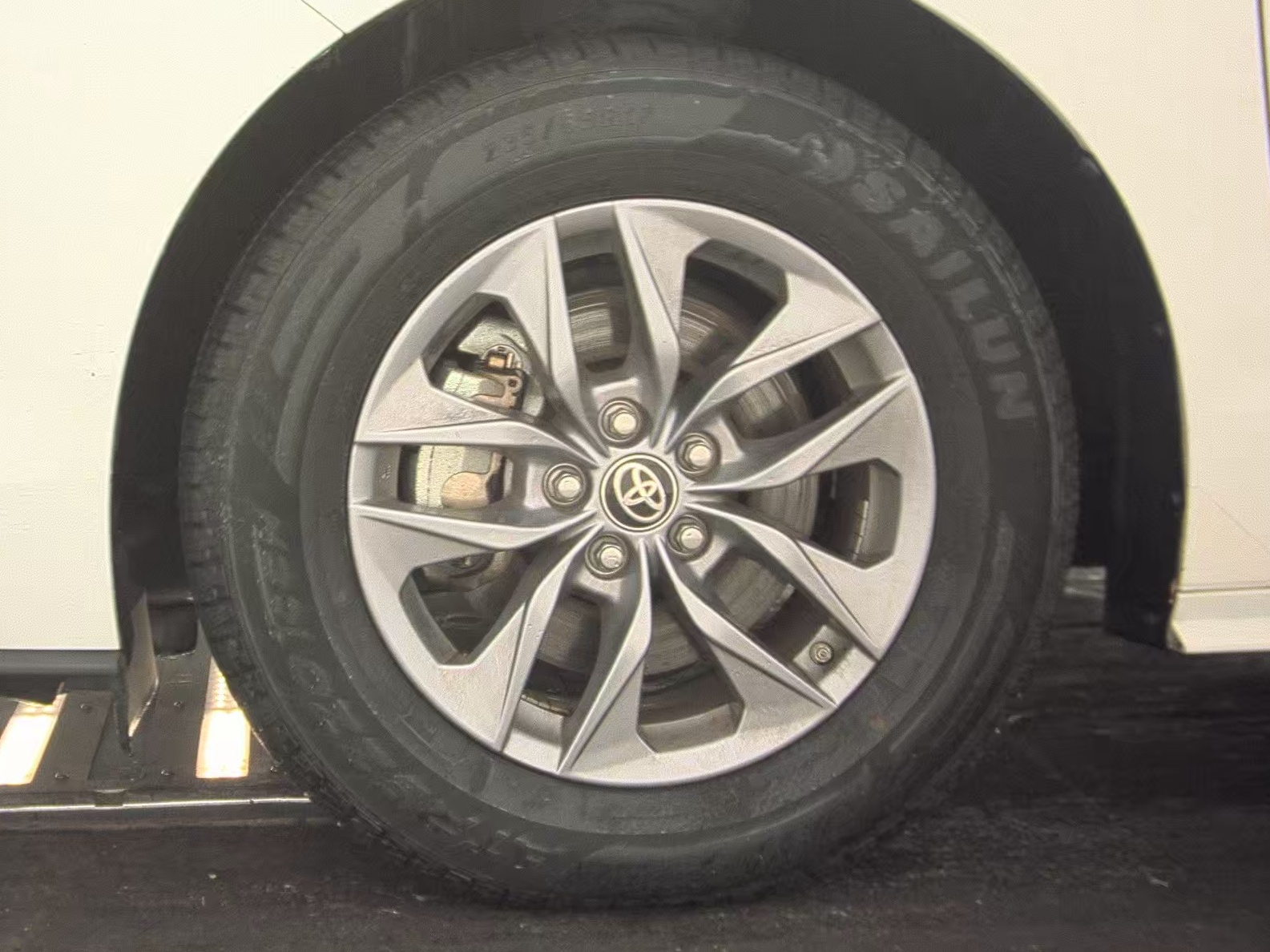 2024 Toyota Sienna LE FWD