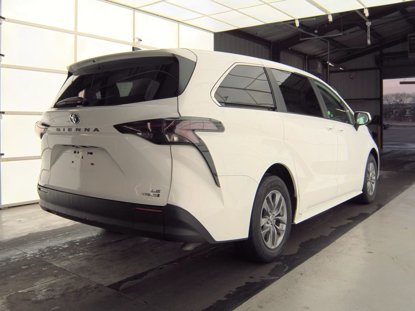 2024 Toyota Sienna LE FWD