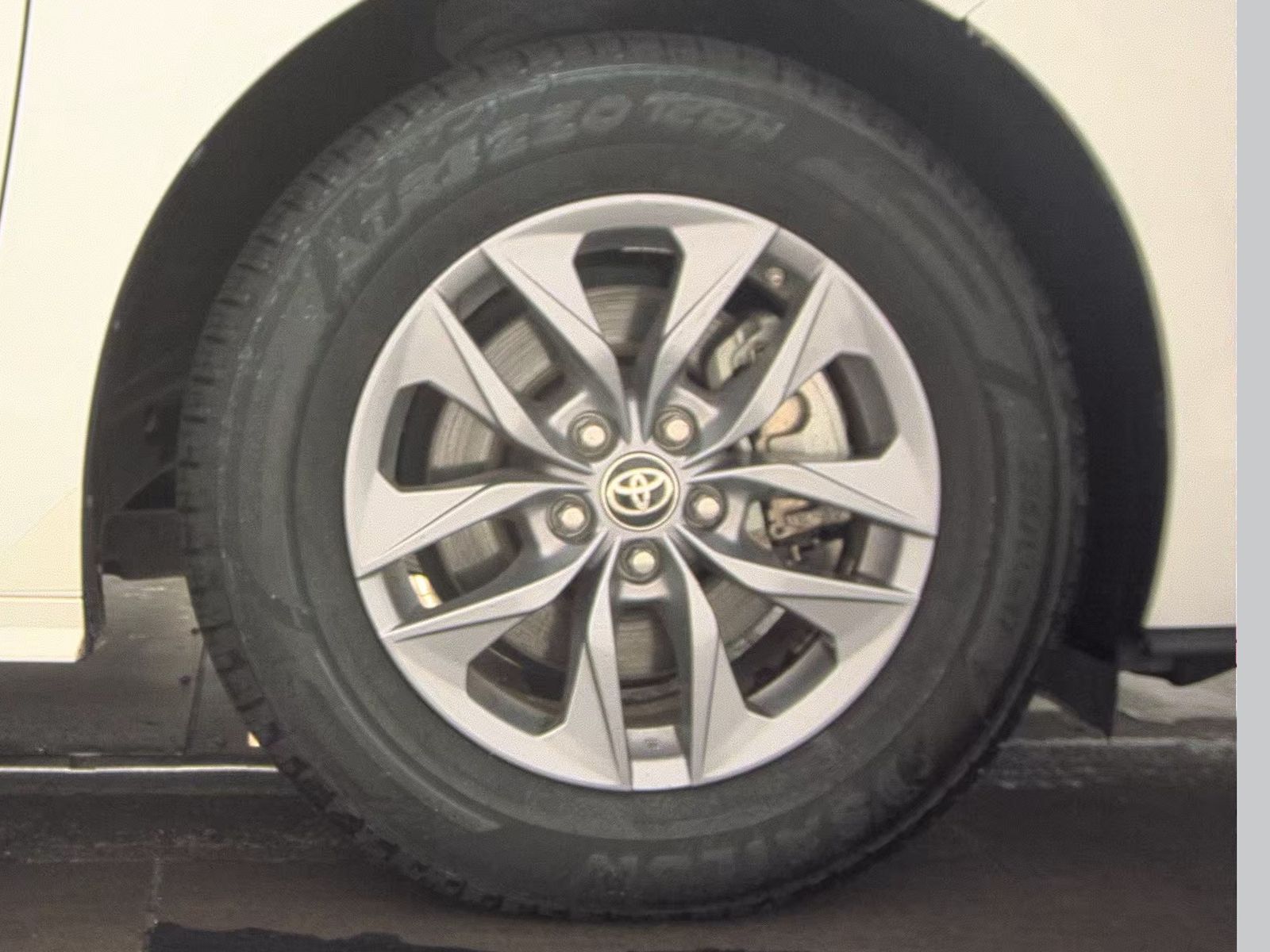 2024 Toyota Sienna LE FWD