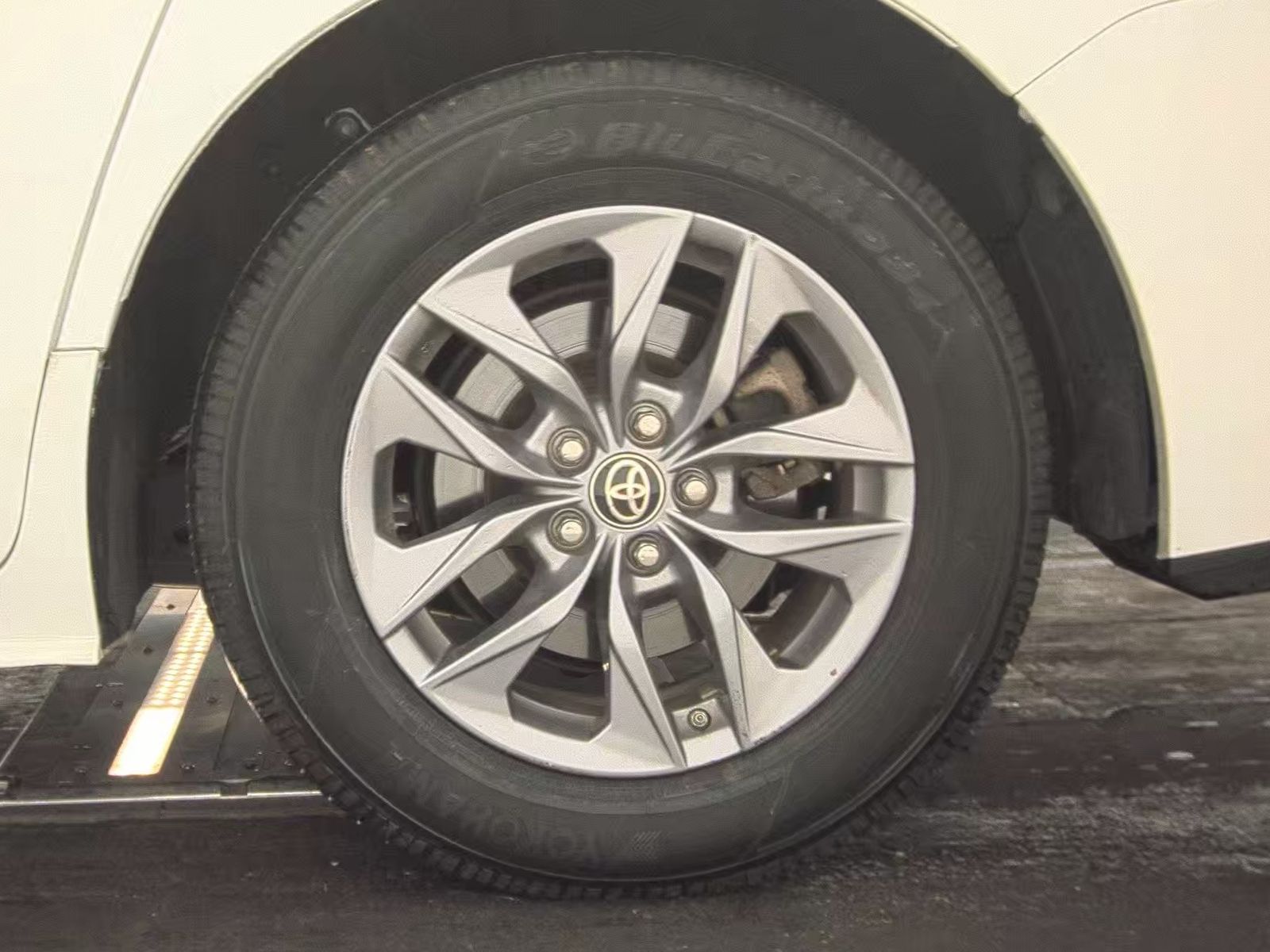 2024 Toyota Sienna LE FWD