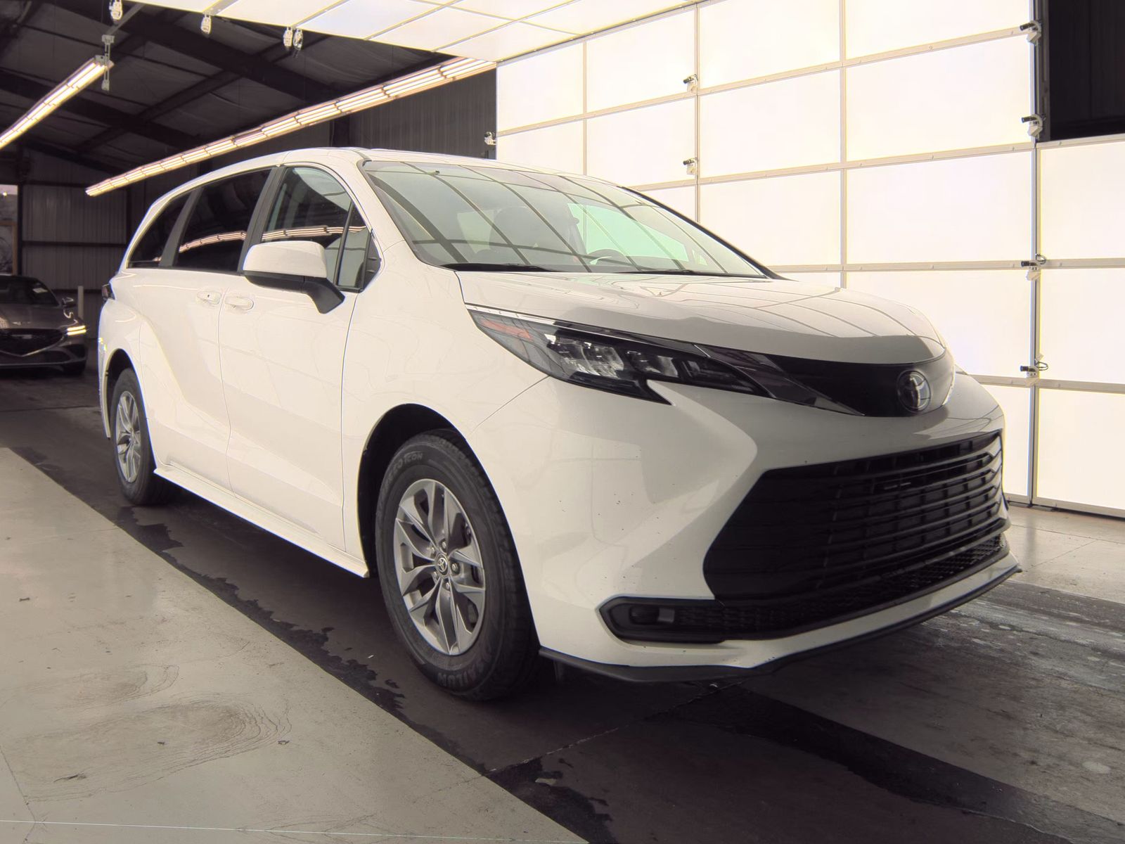 2024 Toyota Sienna LE FWD