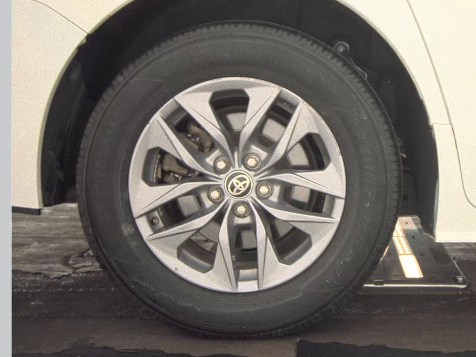 2024 Toyota Sienna LE FWD