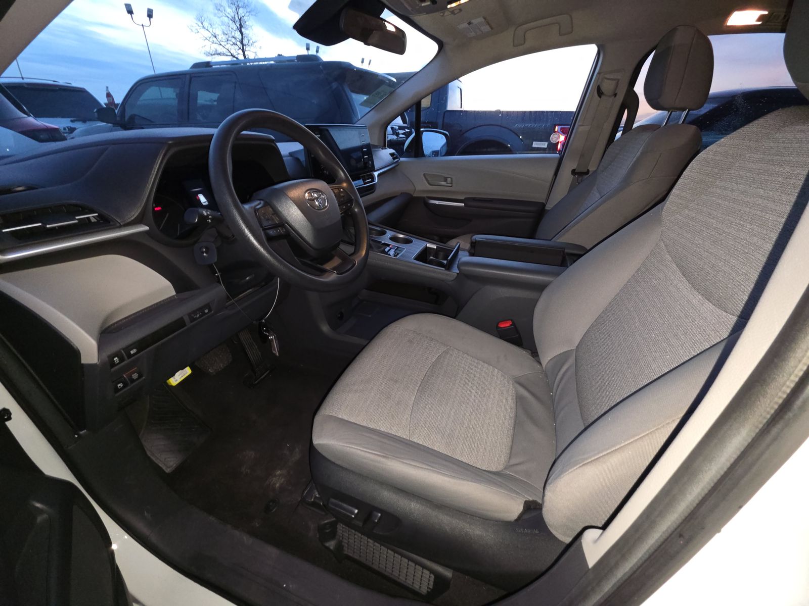 2024 Toyota Sienna LE FWD