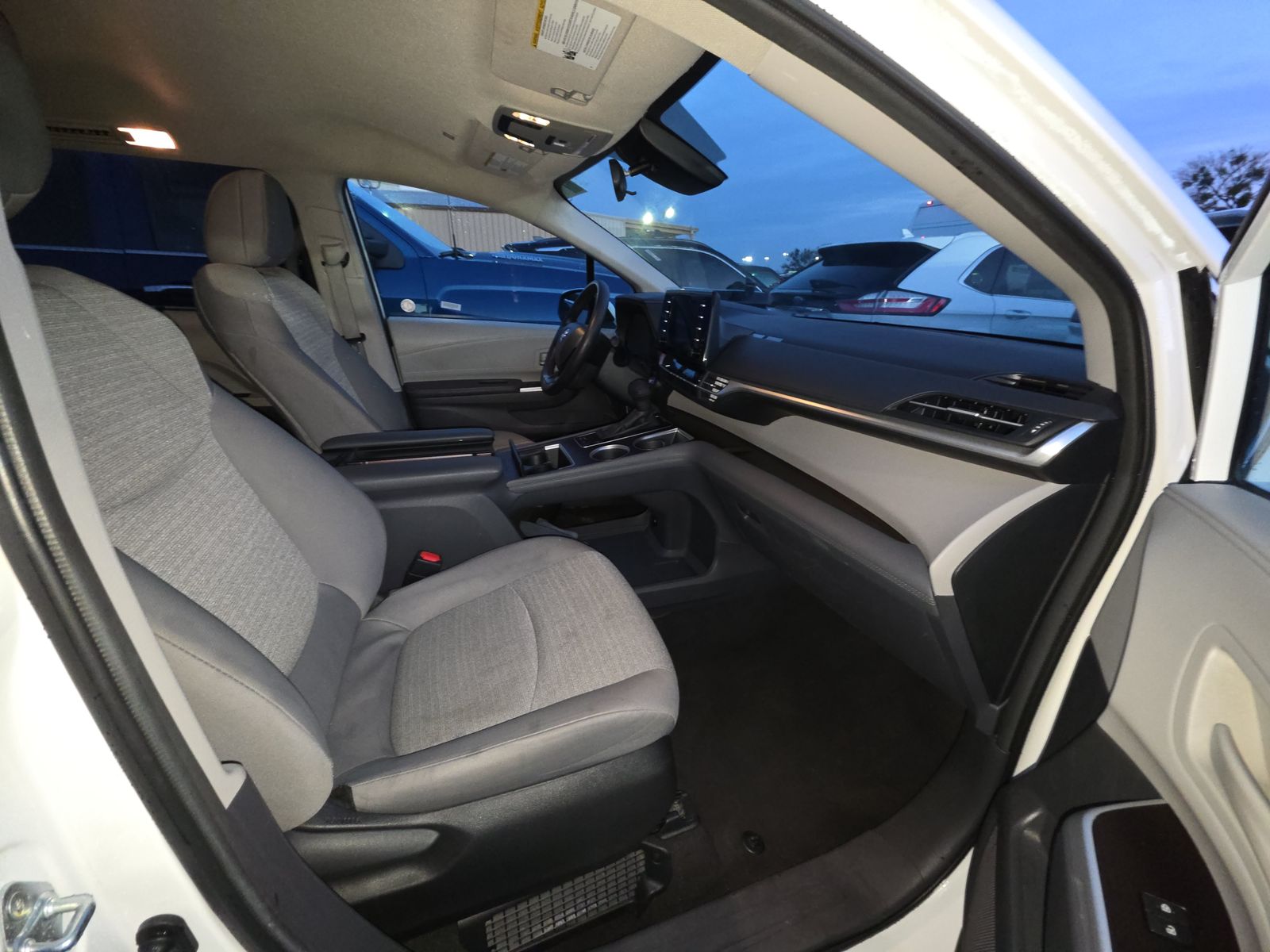 2024 Toyota Sienna LE FWD