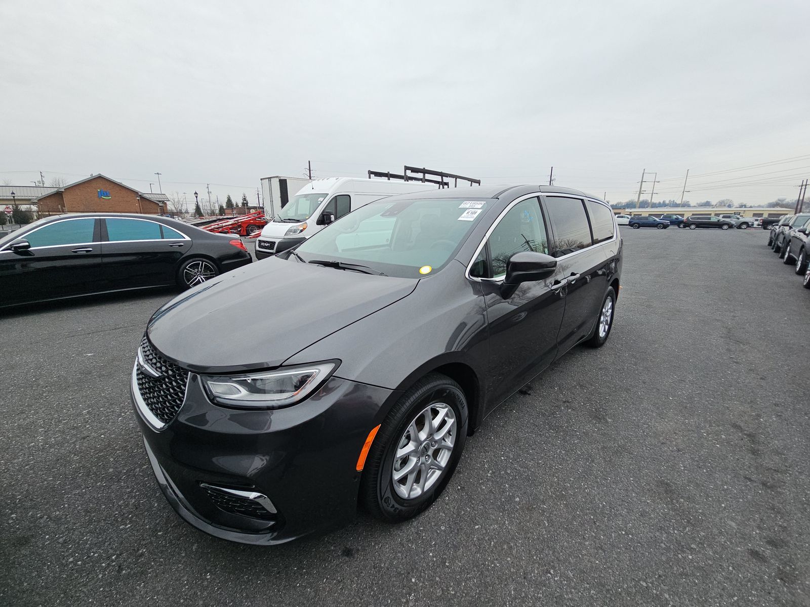 2023 Chrysler Pacifica Touring L's photo