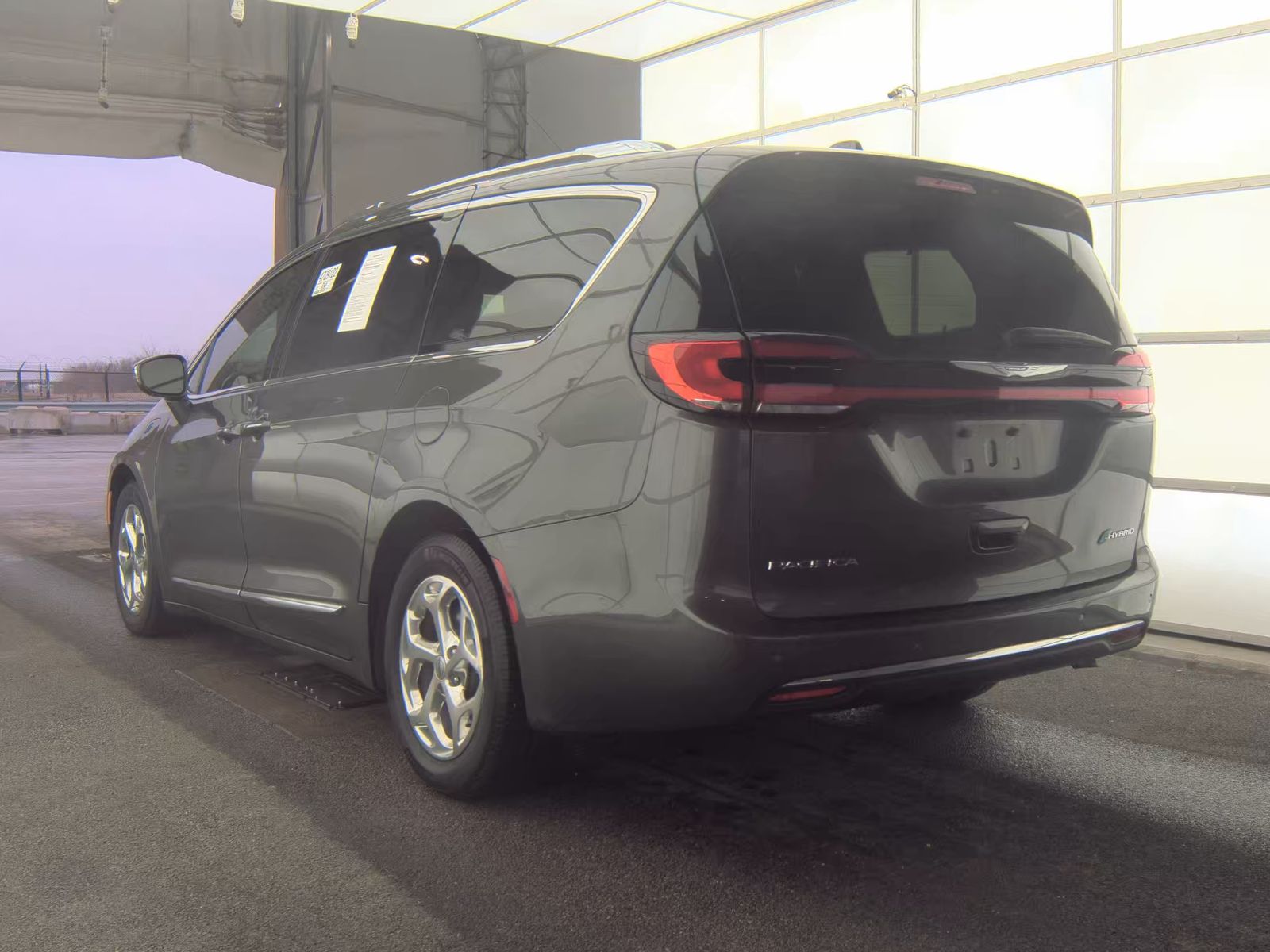 2021 Chrysler Pacifica Hybrid Limited FWD