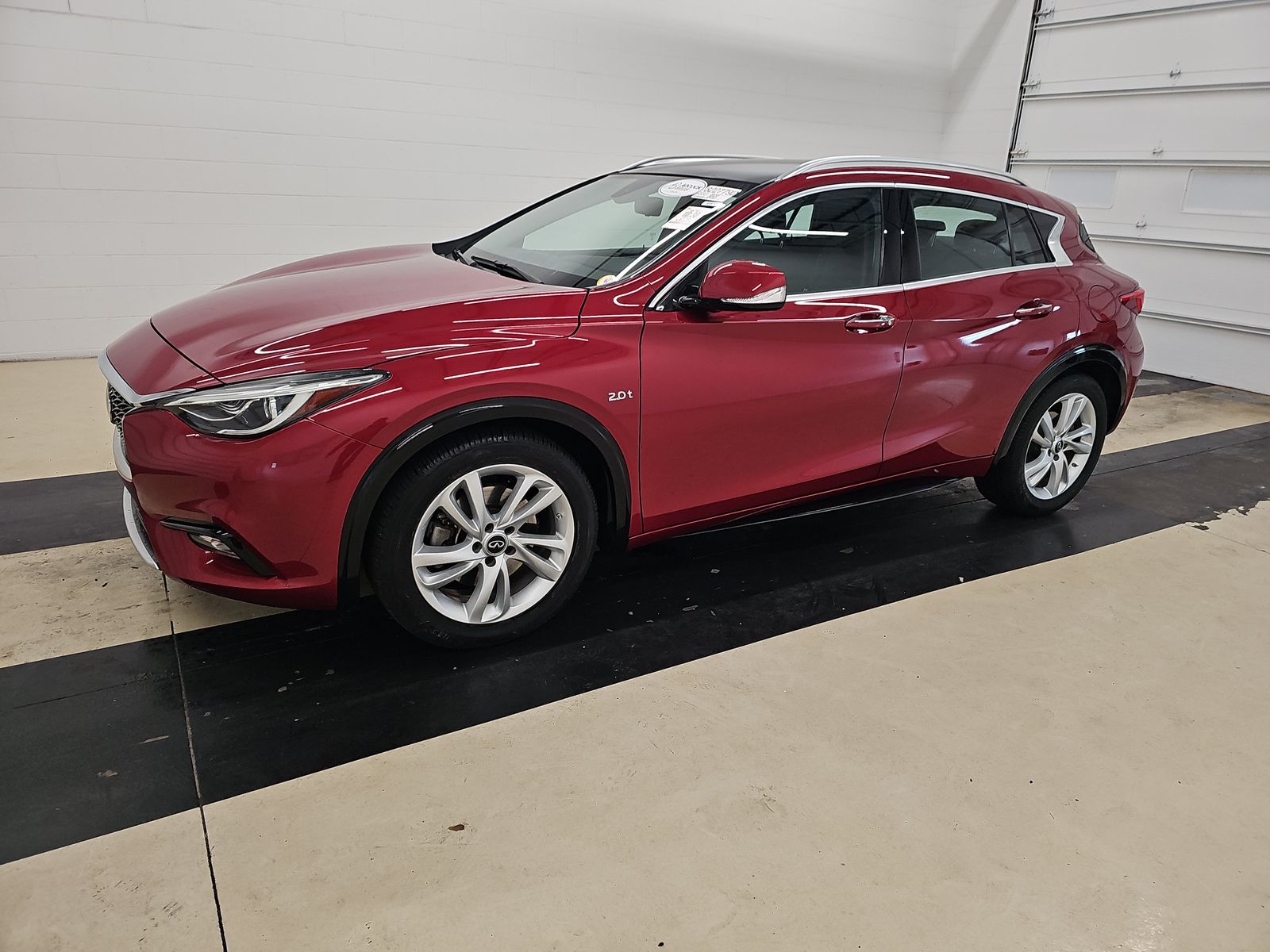 2018 INFINITI QX30 Essential's photo