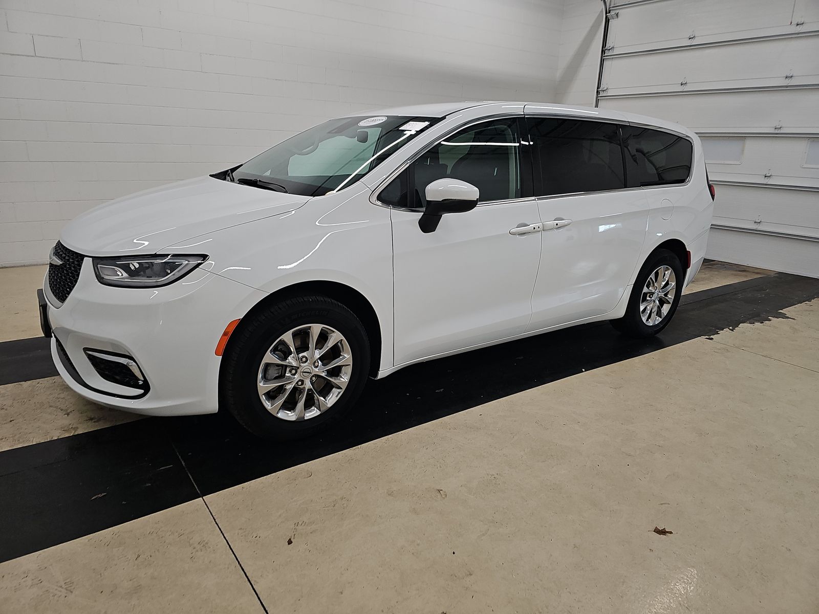 2023 Chrysler Pacifica Touring L's photo