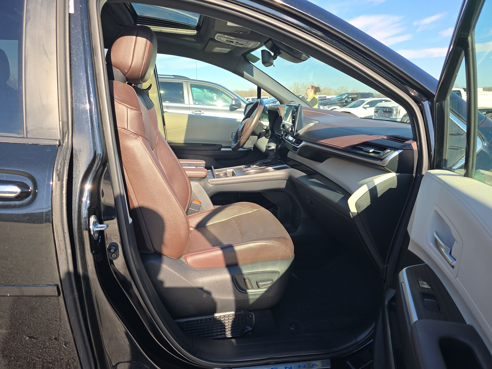 2023 Toyota Sienna Platinum FWD