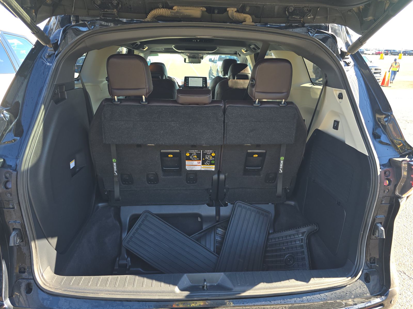 2023 Toyota Sienna Platinum FWD